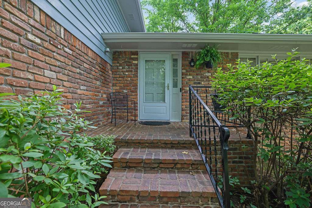4916 Oak Grove Drive Property Photo 3