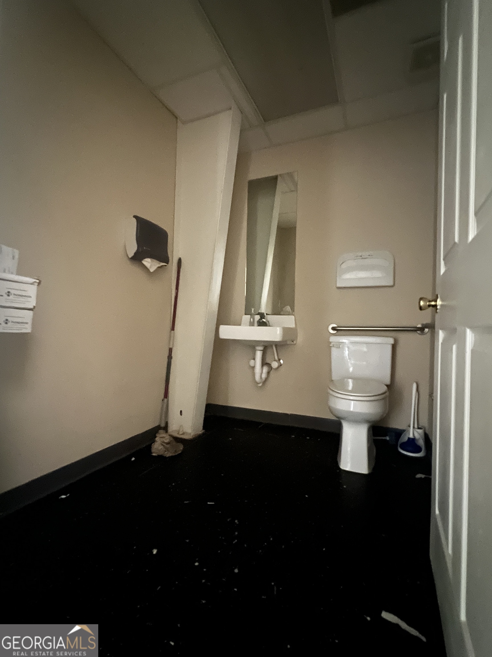 300 E Main Street # D Property Photo 6