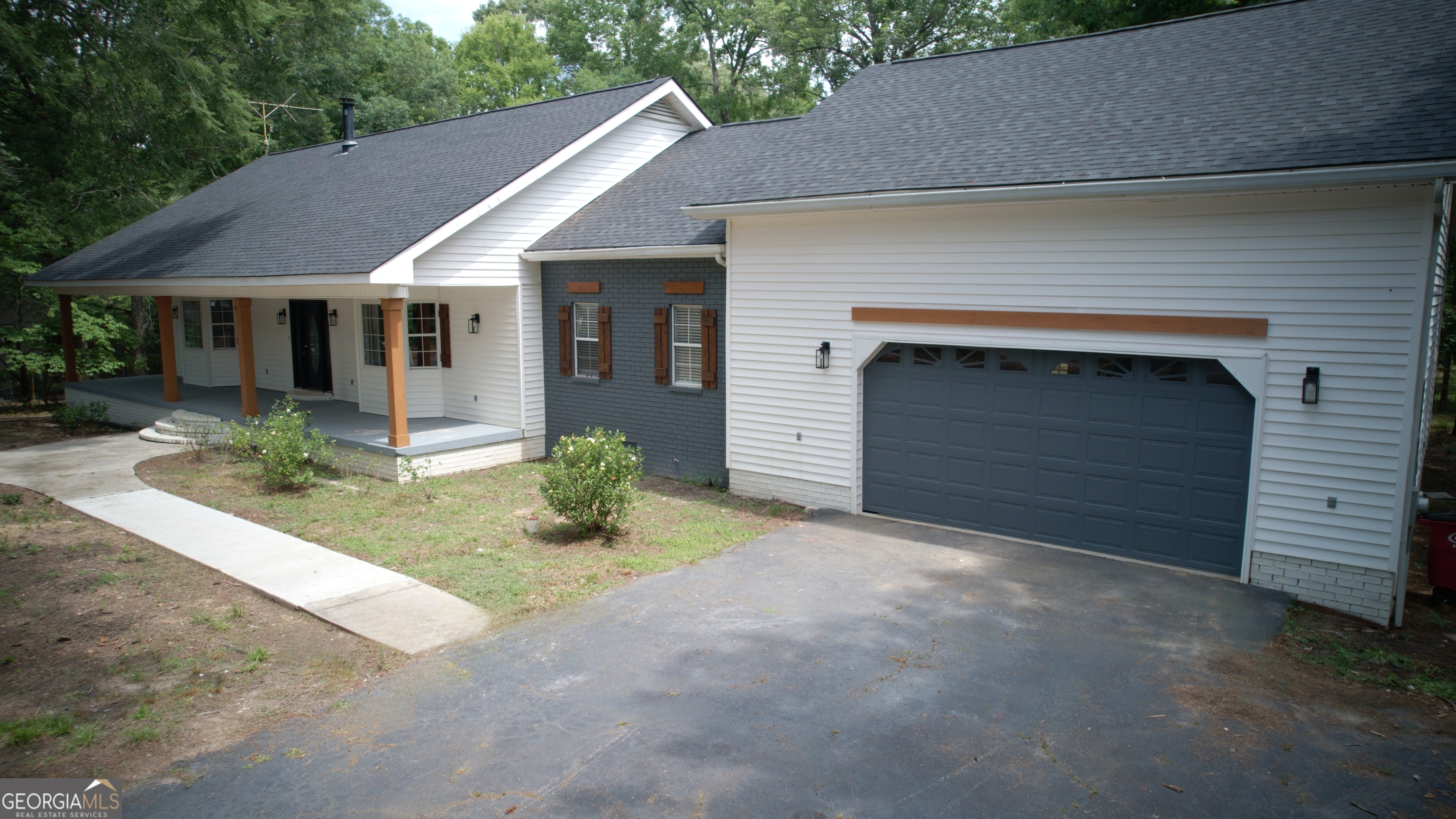 1030 Indigo Court Property Photo 4