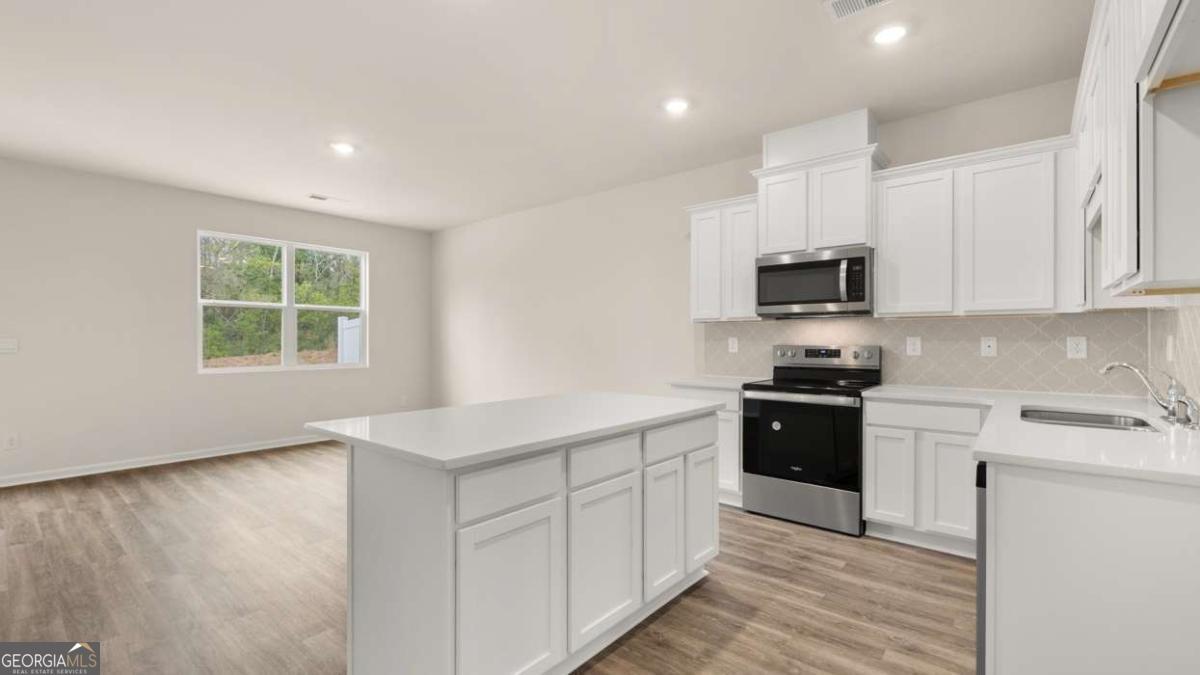 2052 Crossing Road Property Photo 4