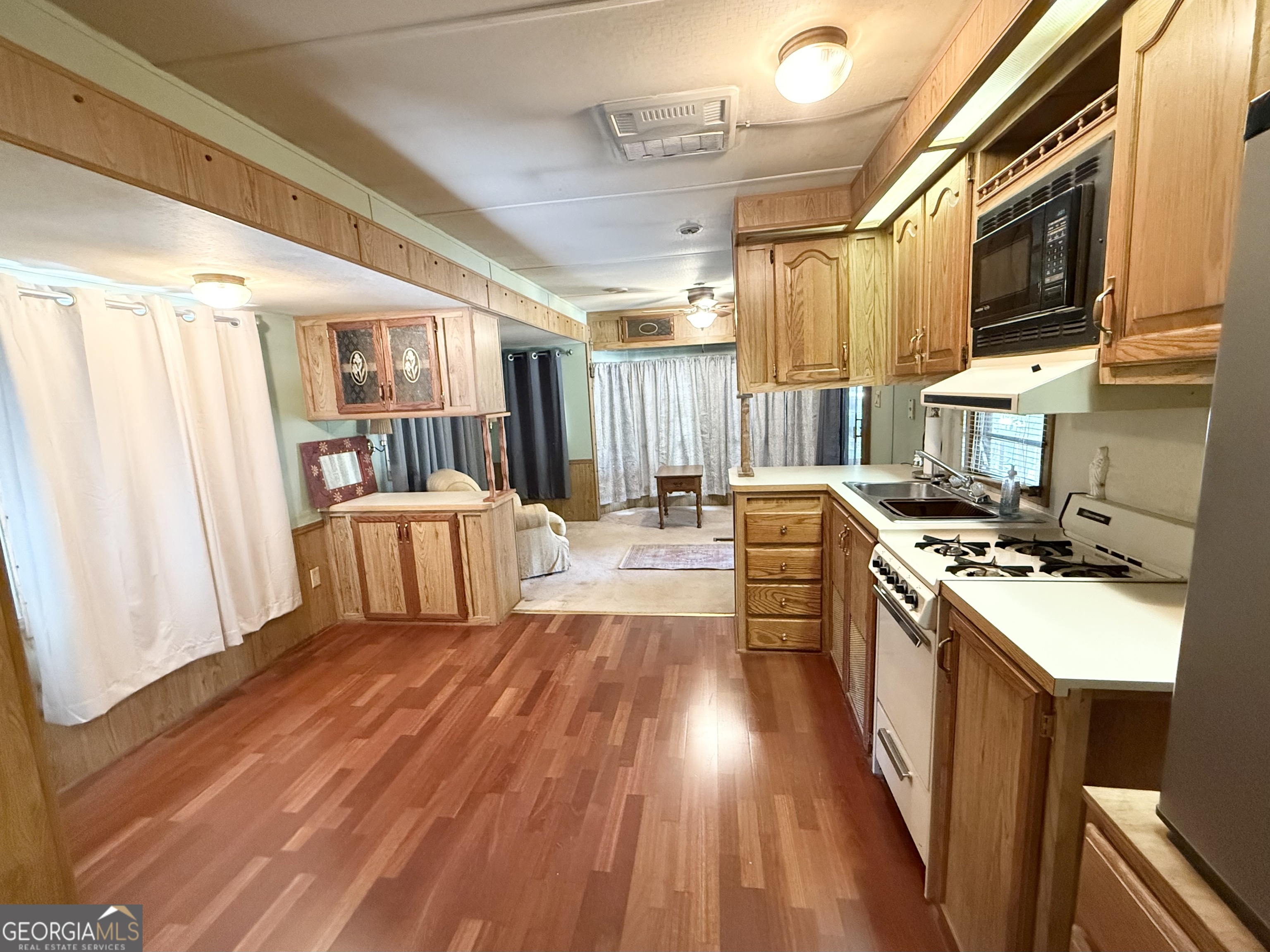 151 Cindy Parkway Property Photo 10