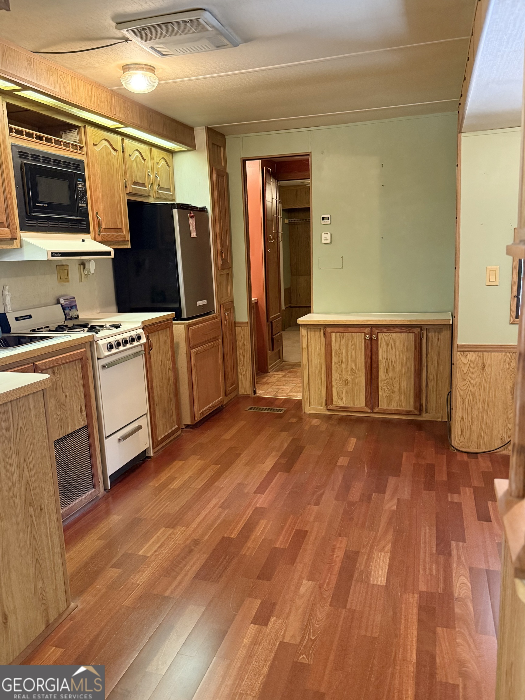 151 Cindy Parkway Property Photo 12