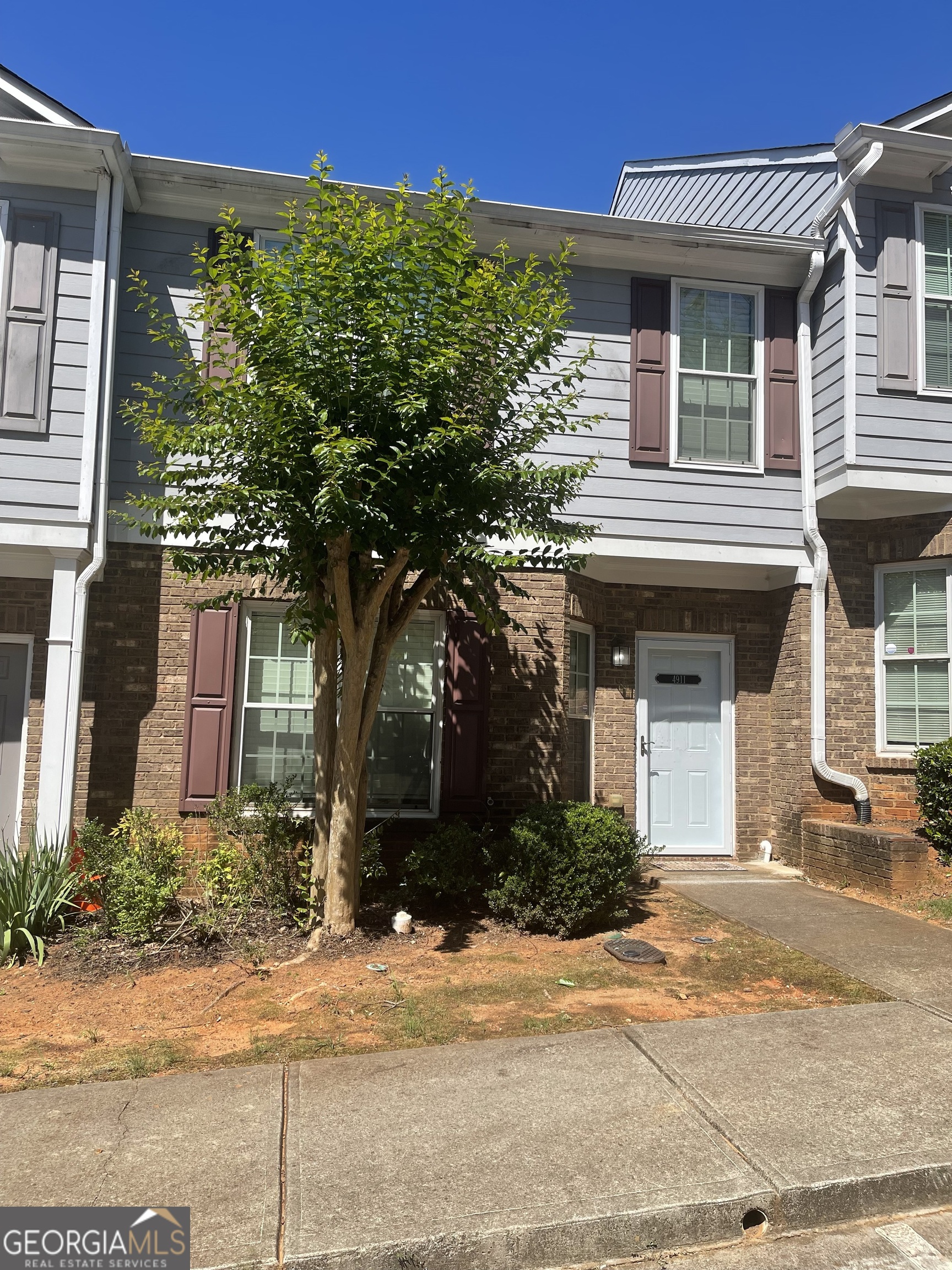4911 Walden Lake Square Property Photo 1