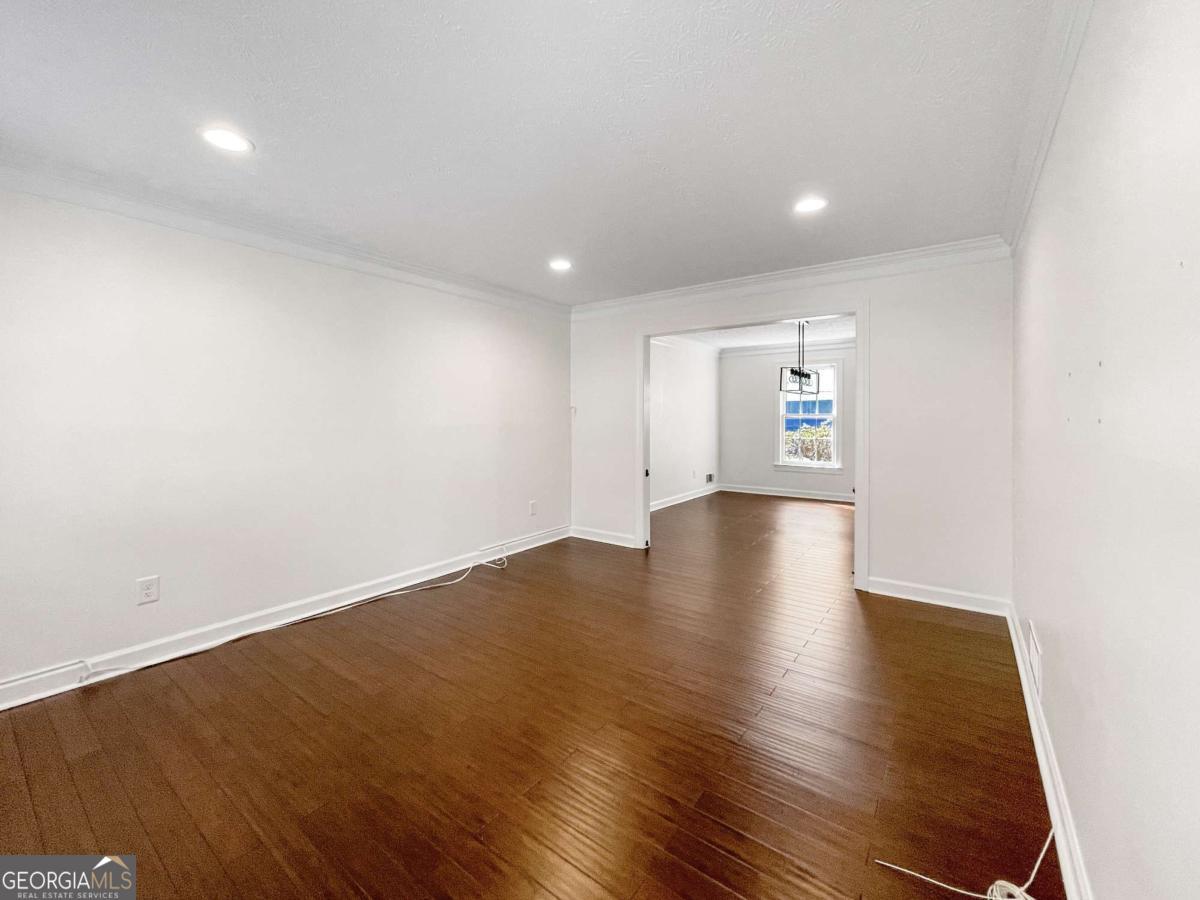 3145 Queens Walk Ne Property Photo 6