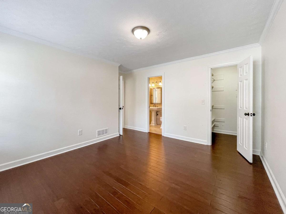 3145 Queens Walk Ne Property Photo 9