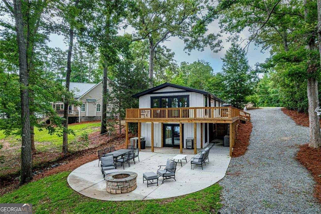 233 Lakeshore Drive Property Photo 3