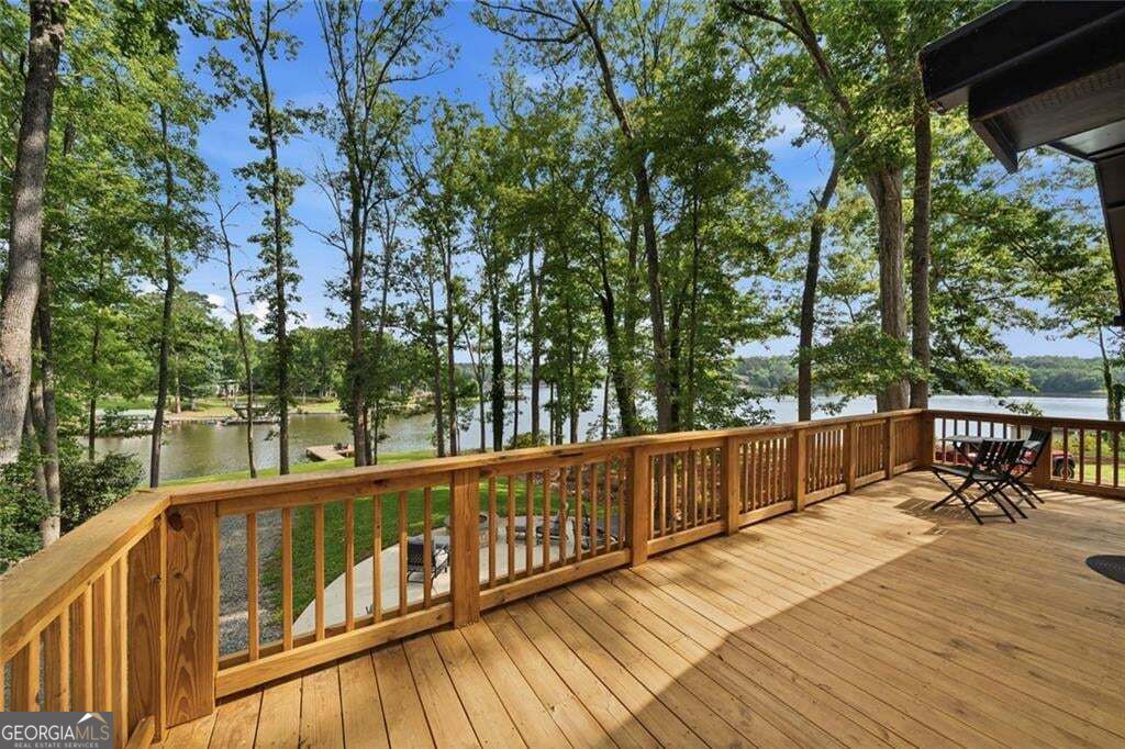 233 Lakeshore Drive Property Photo 4
