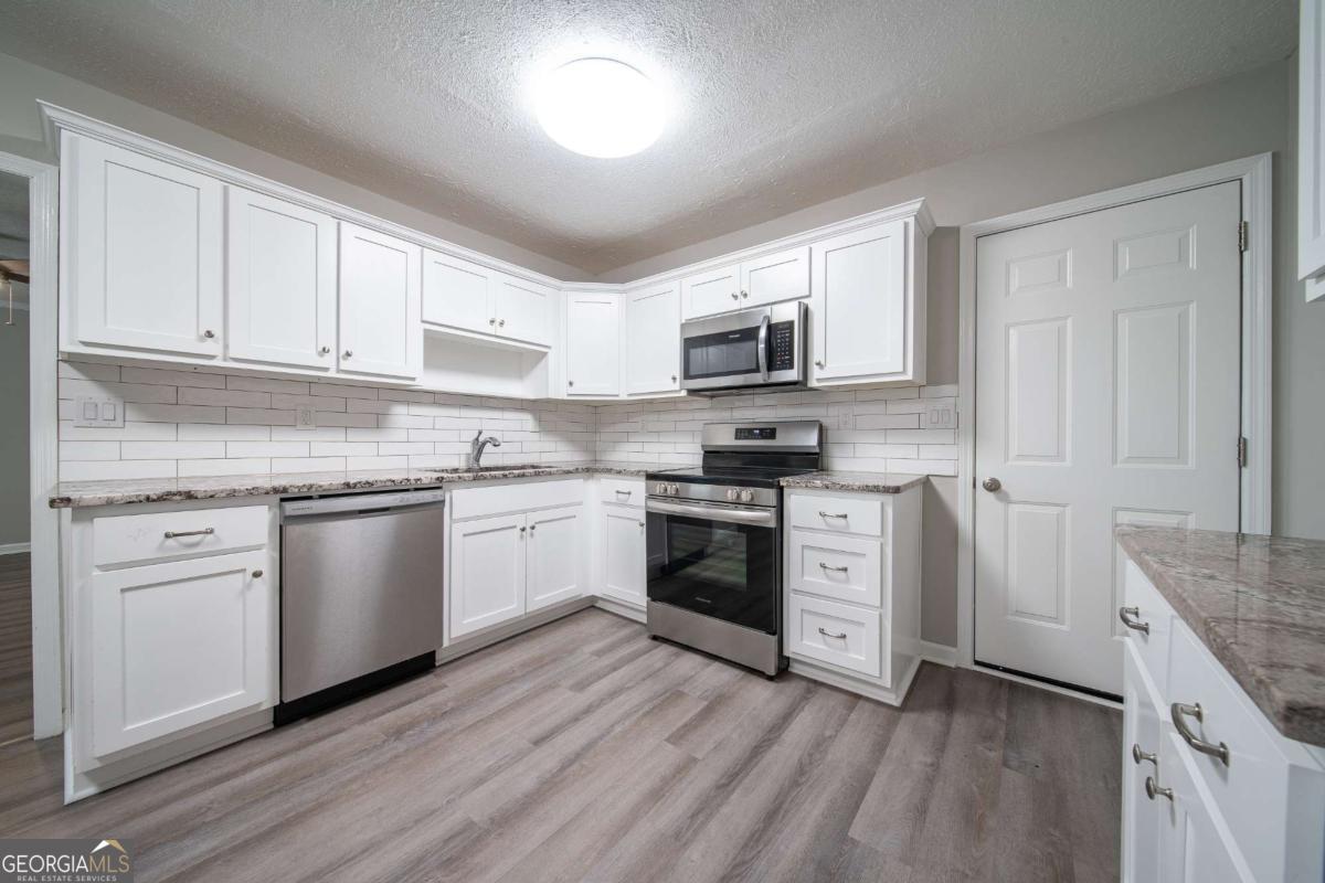 6040 Luna Drive Property Photo 11