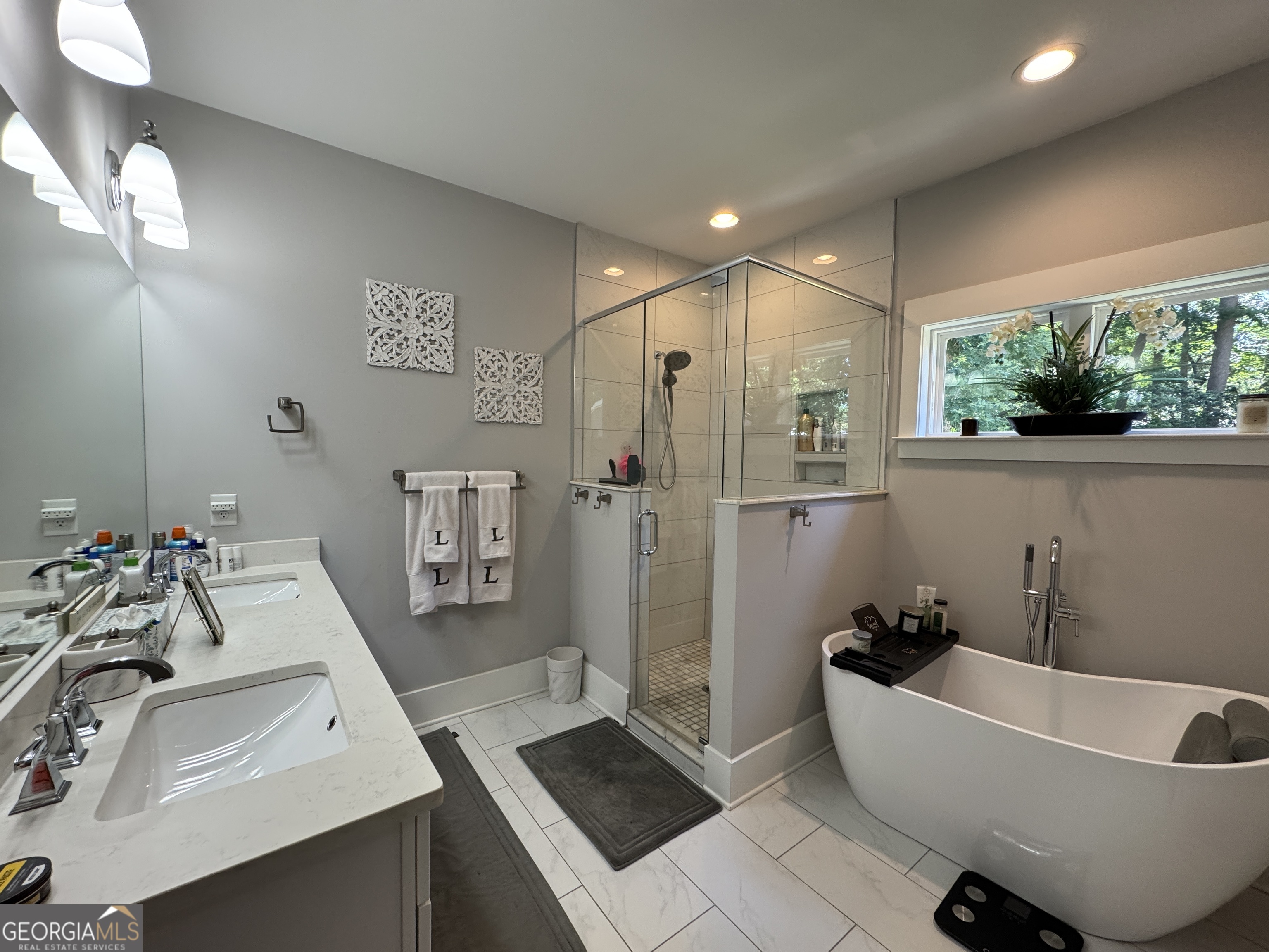 859 East Avenue Property Photo 6