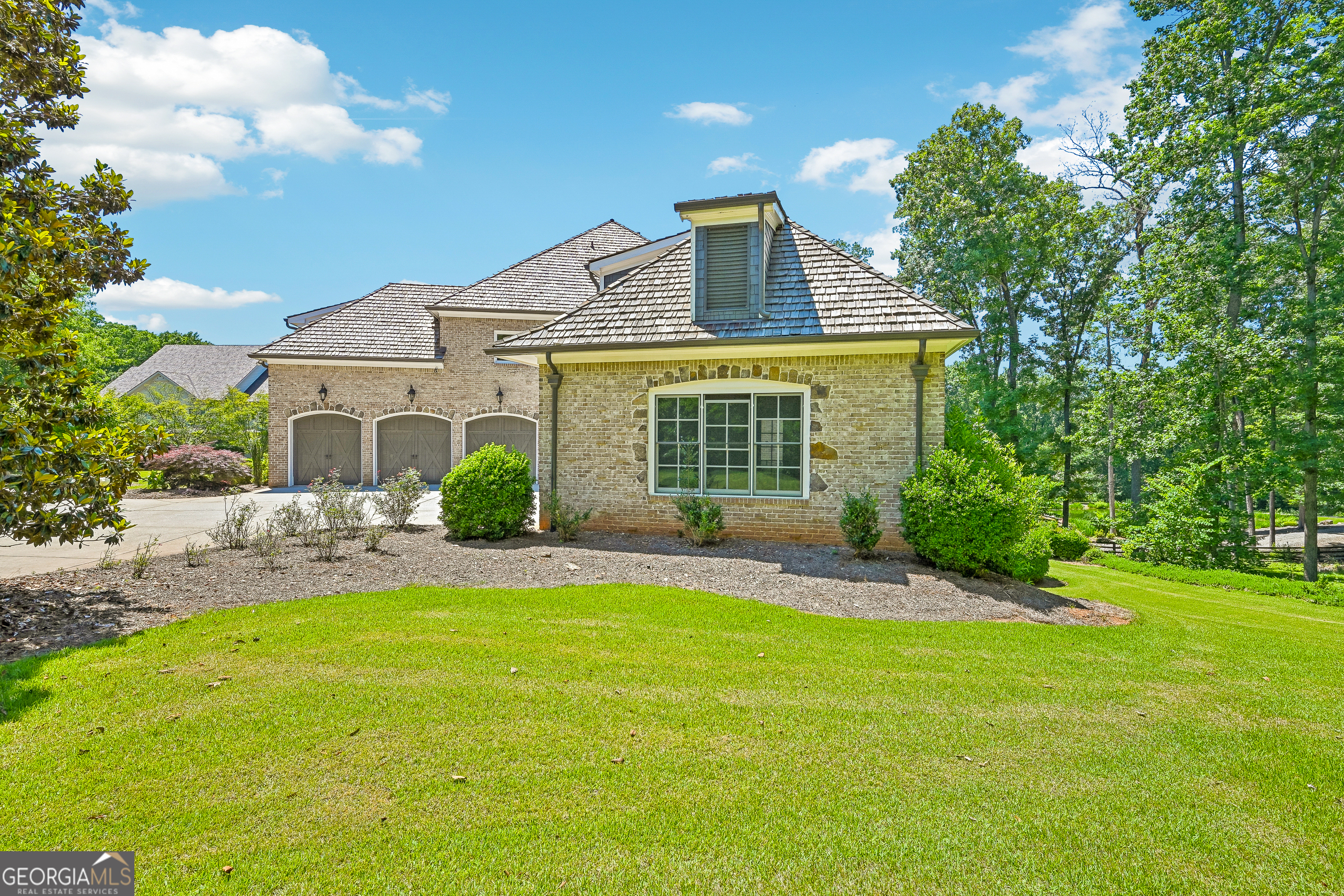 880 Crabapple Hill Property Photo 4