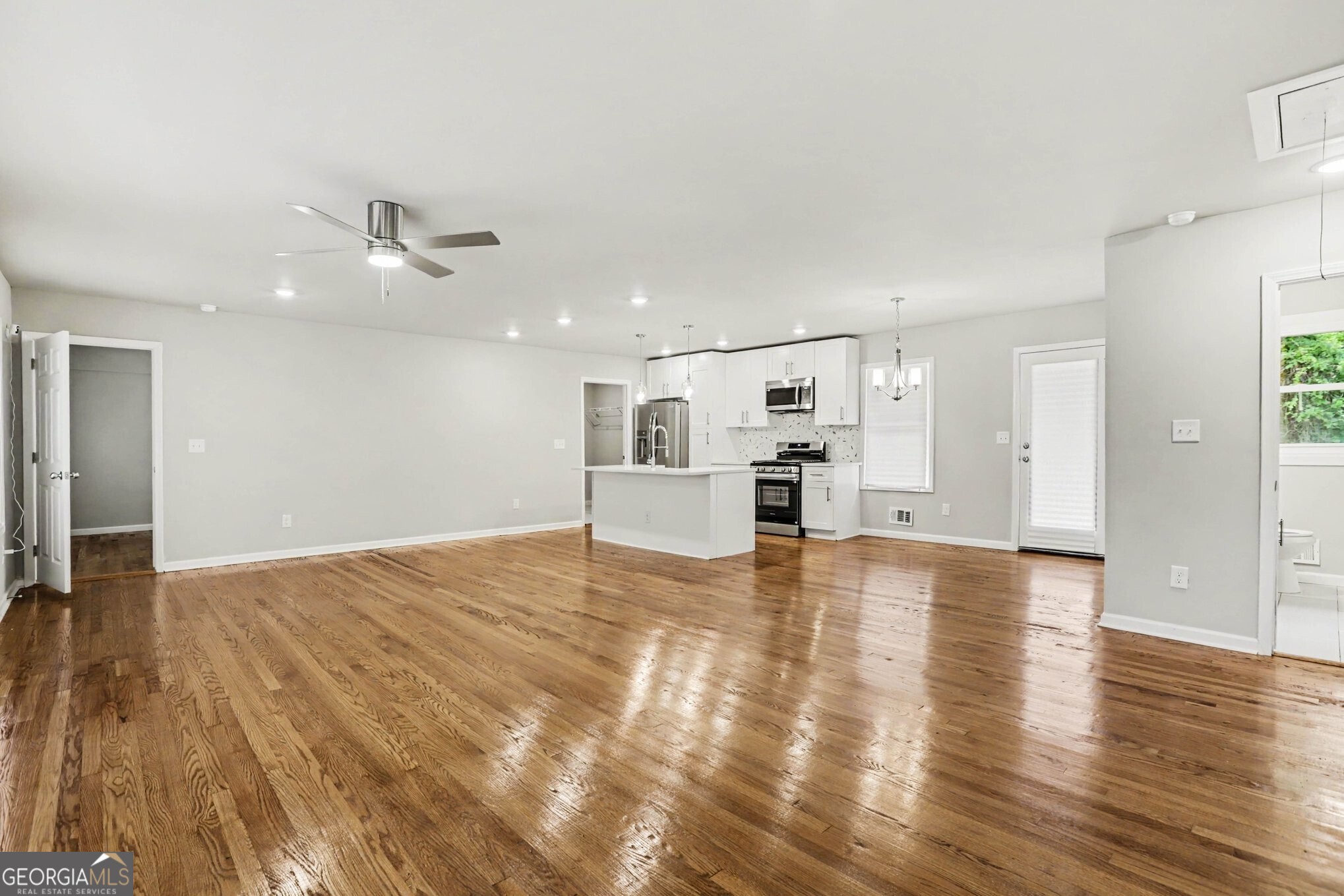 1614 Flintwood Drive Se Property Photo 8