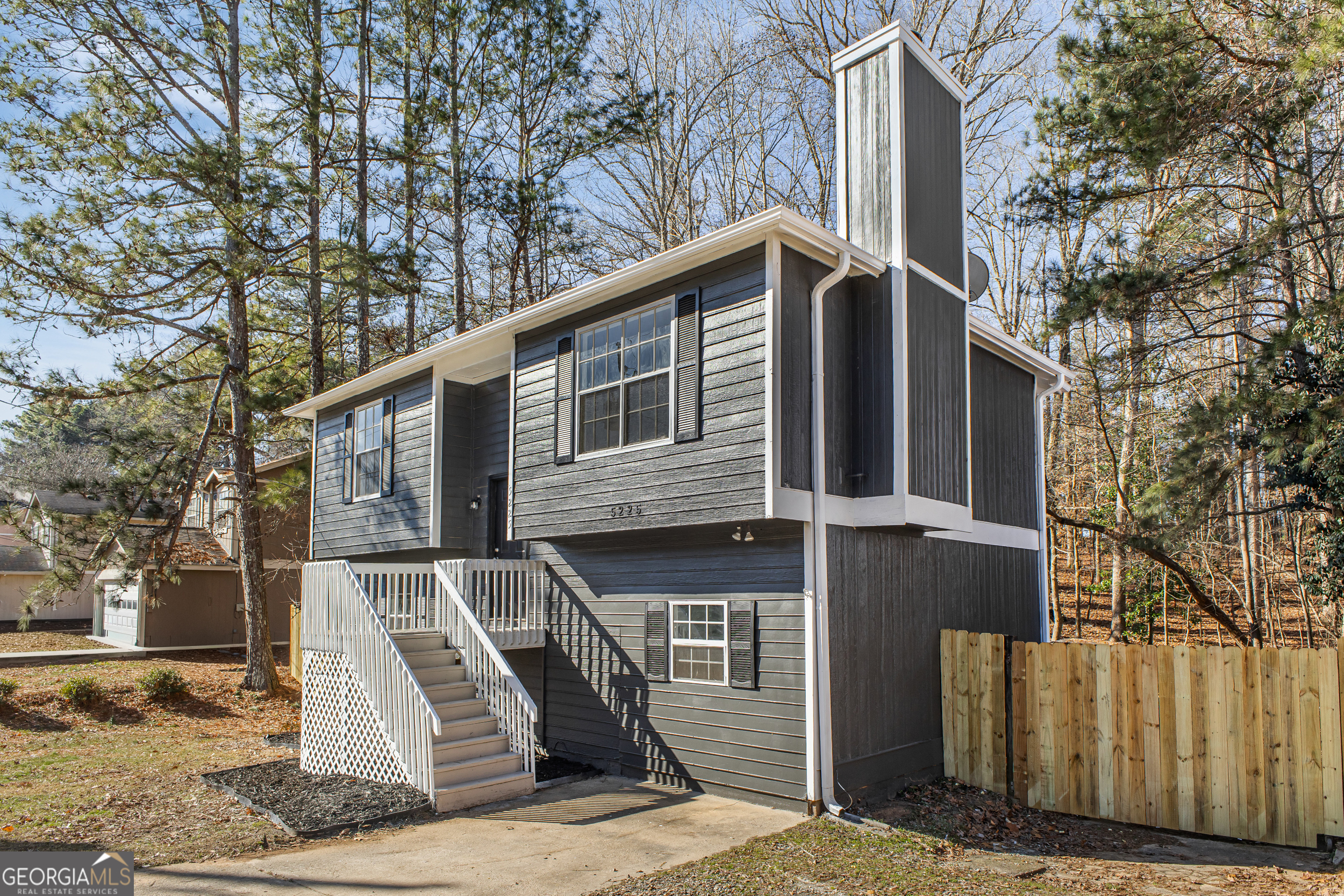 5225 Forest Downs Lane Property Photo 3