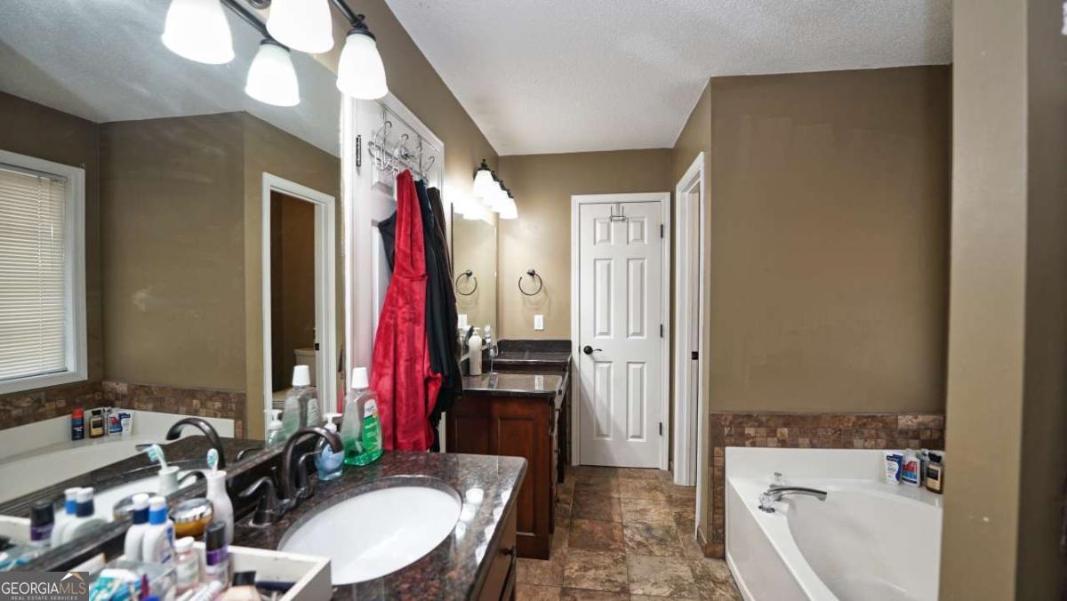 1049 Fieldstone Drive Property Photo 23