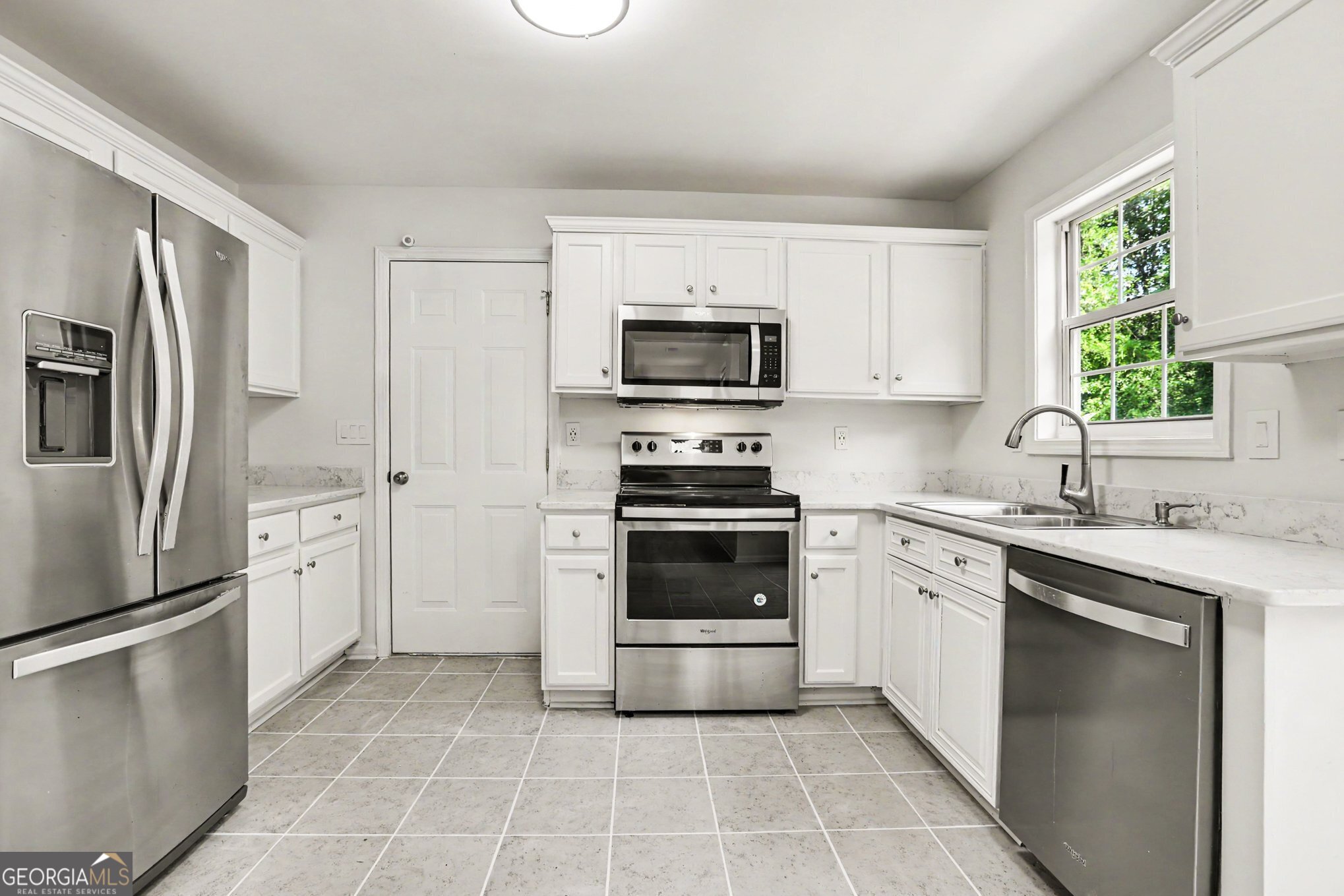 975 Riverside Walk Crossing Property Photo 2