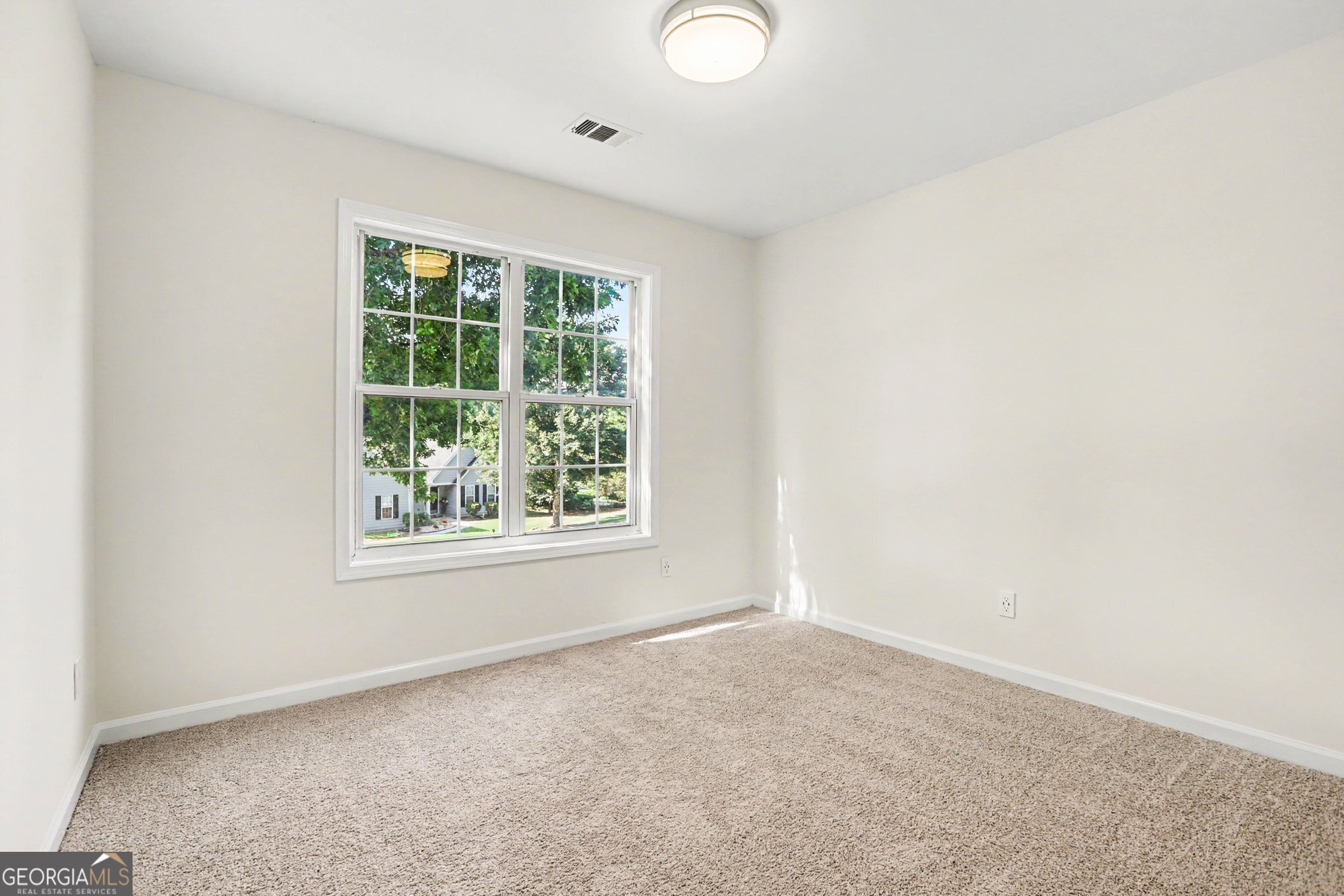 975 Riverside Walk Crossing Property Photo 4
