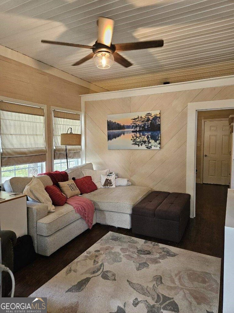 41 Cindy Parkway Property Photo 2