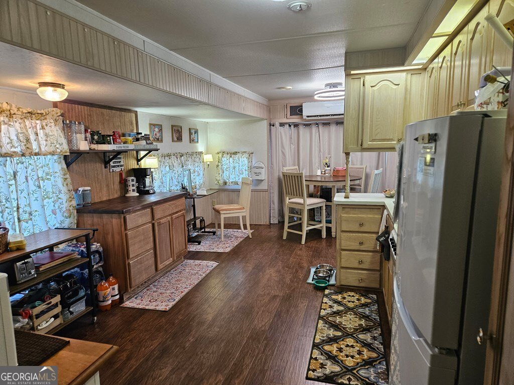 41 Cindy Parkway Property Photo 4