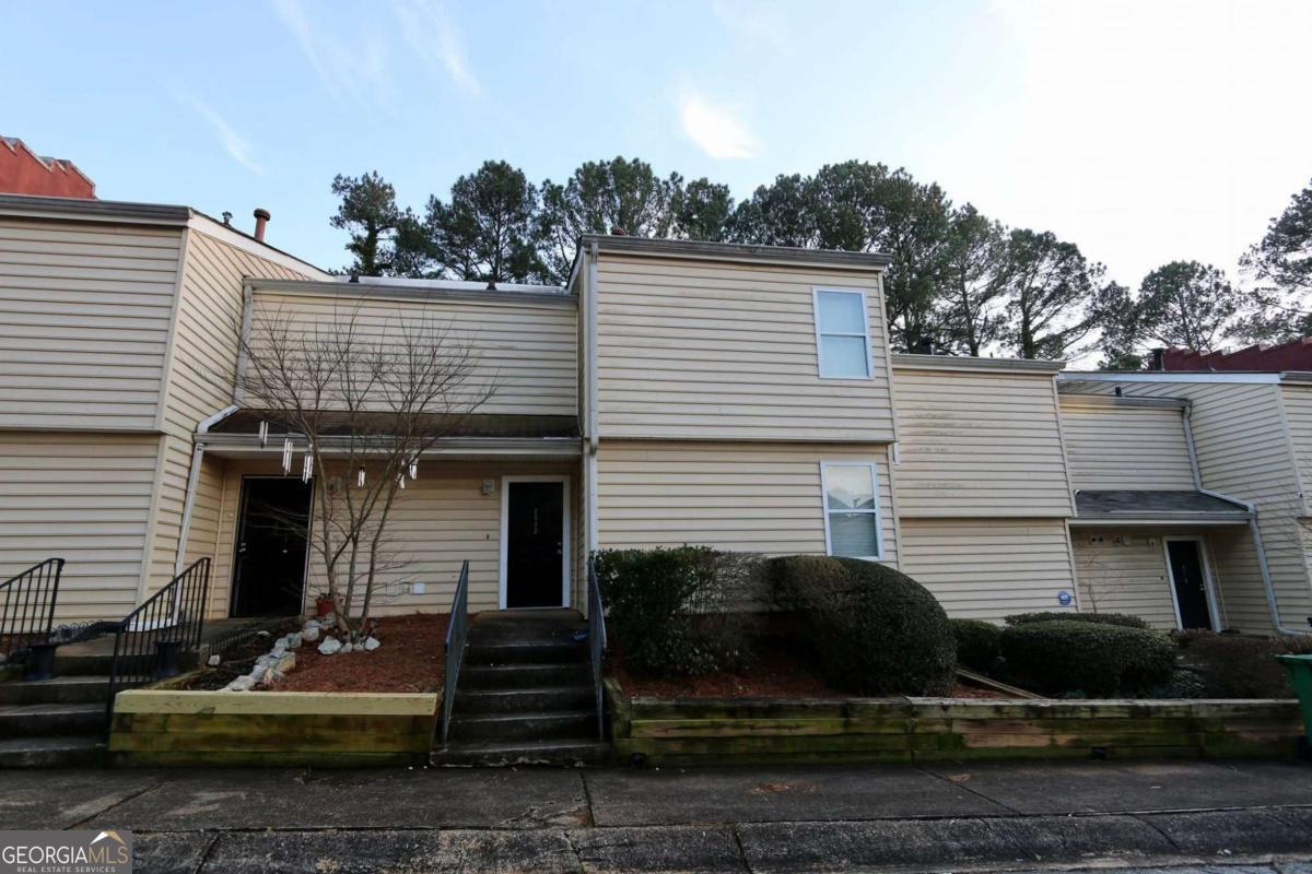 2082 Oak Park Lane Property Photo 2