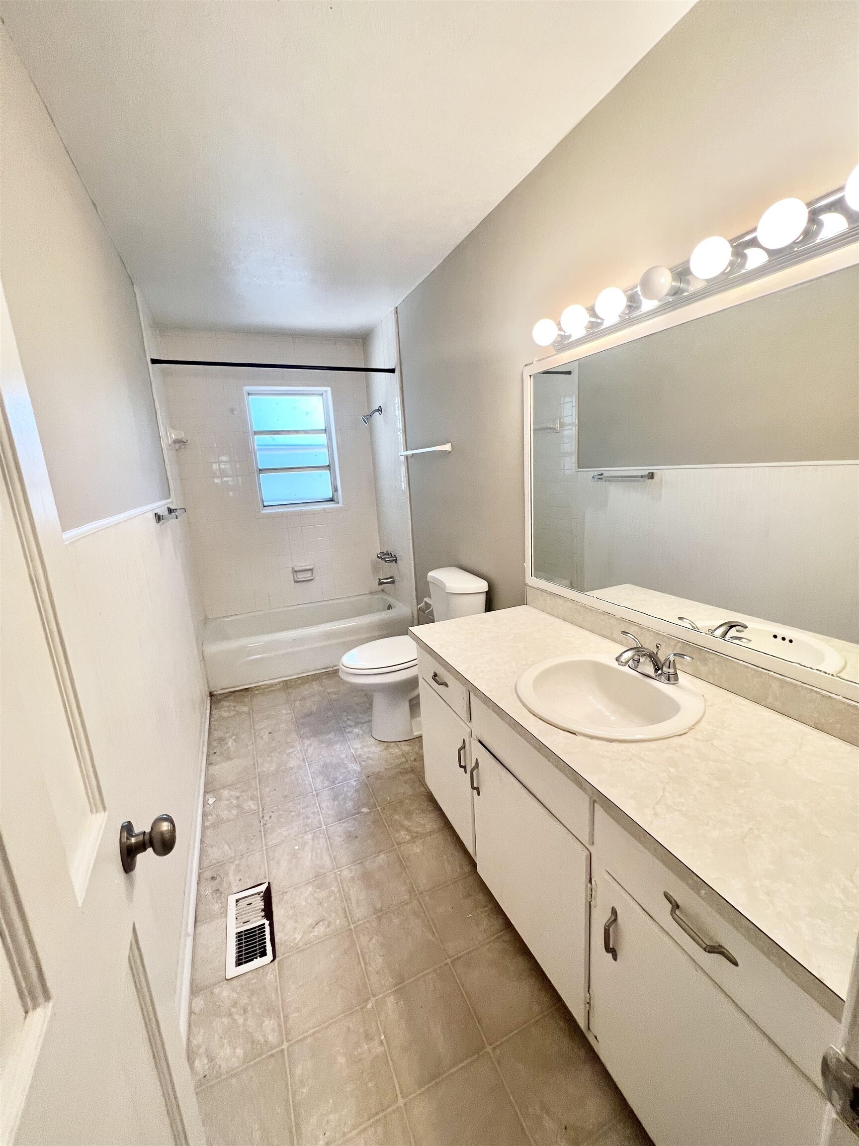 300 Springdale Drive Property Photo 9