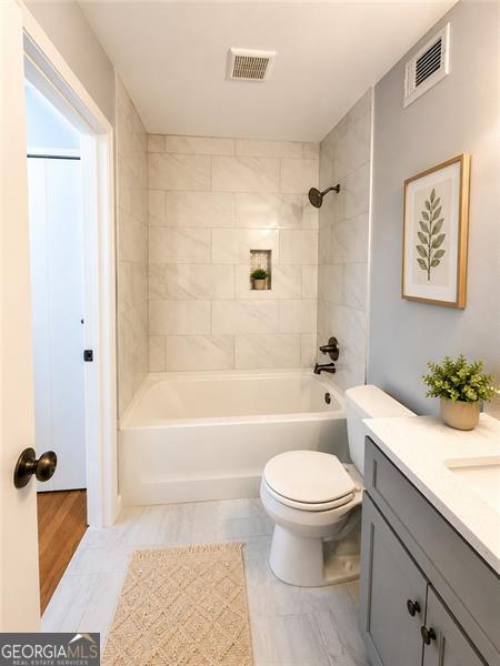 2543 Bradford Square Ne Property Photo 4