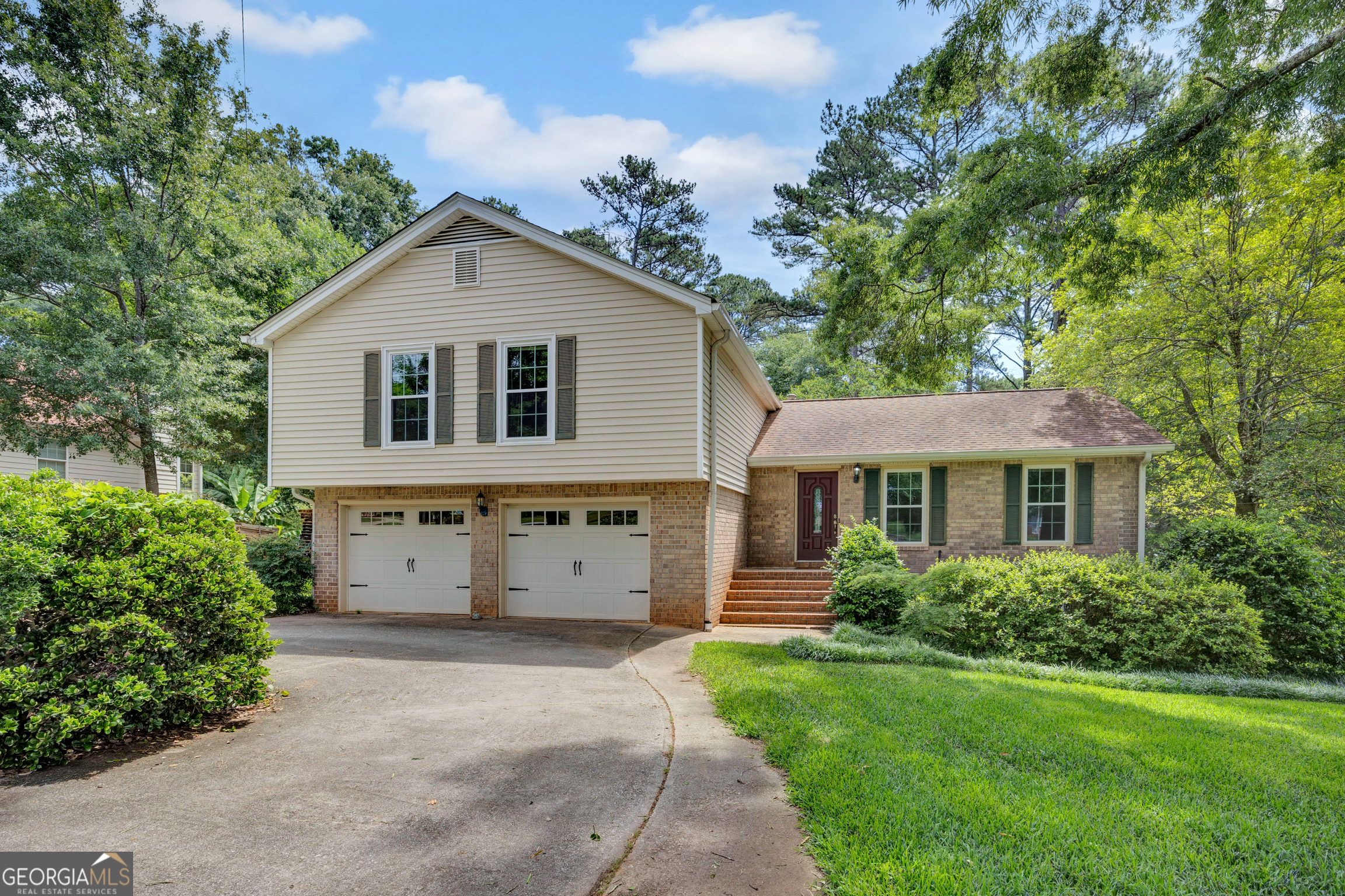 2416 Fieldstone Drive SE Property Photo 1