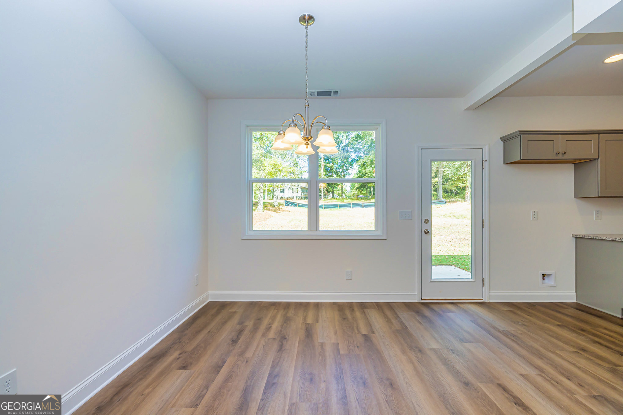 11 E Reynolds Street Property Photo 20