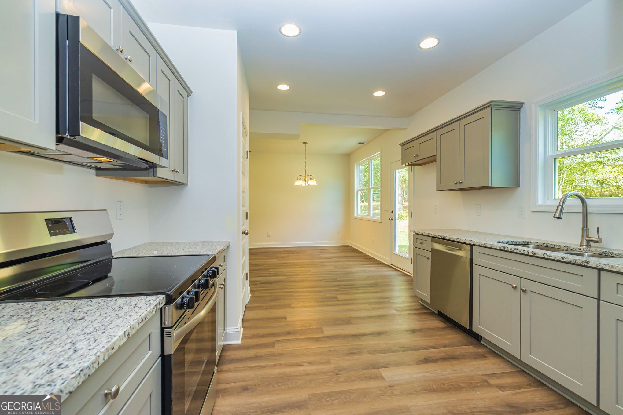 11 E Reynolds Street Property Photo 24