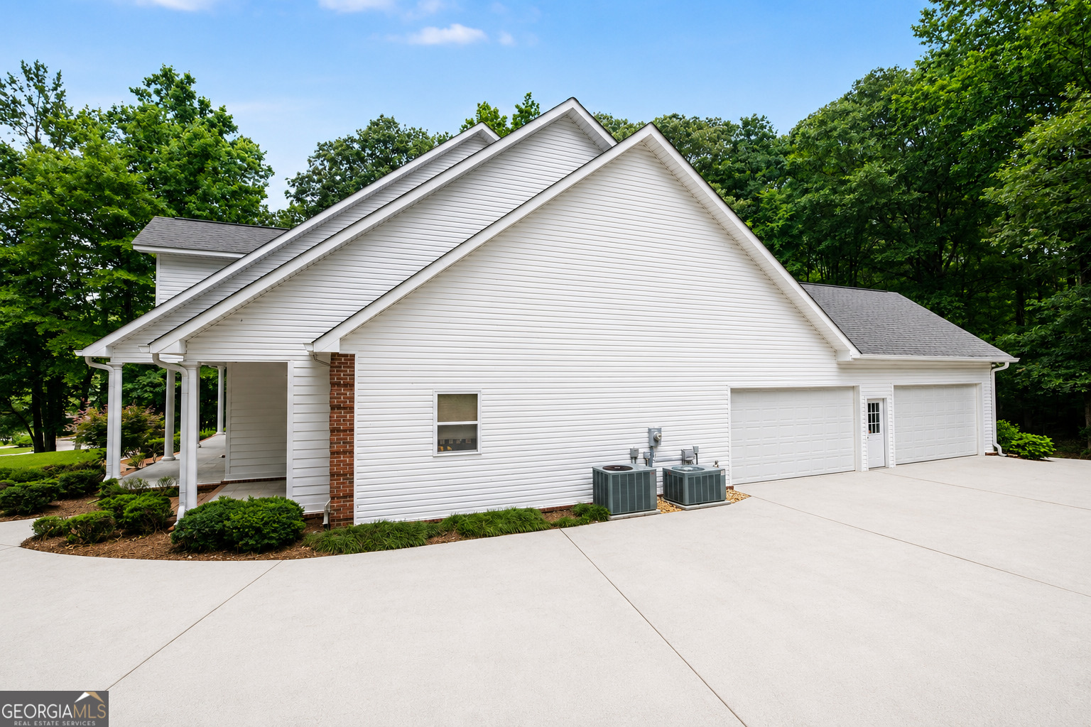107 Cameron Pointe Drive Property Photo 4