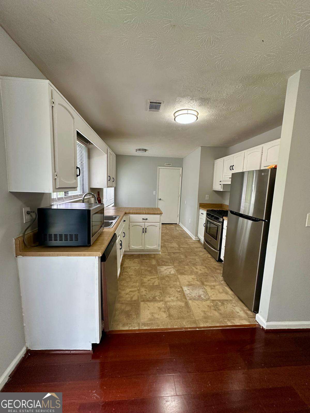 824 Greenhedge Drive Property Photo 2