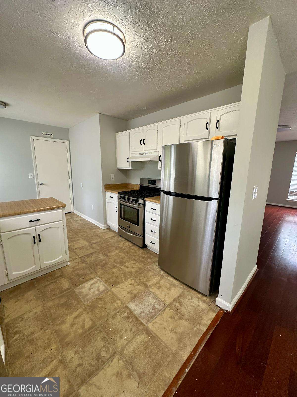 824 Greenhedge Drive Property Photo 3
