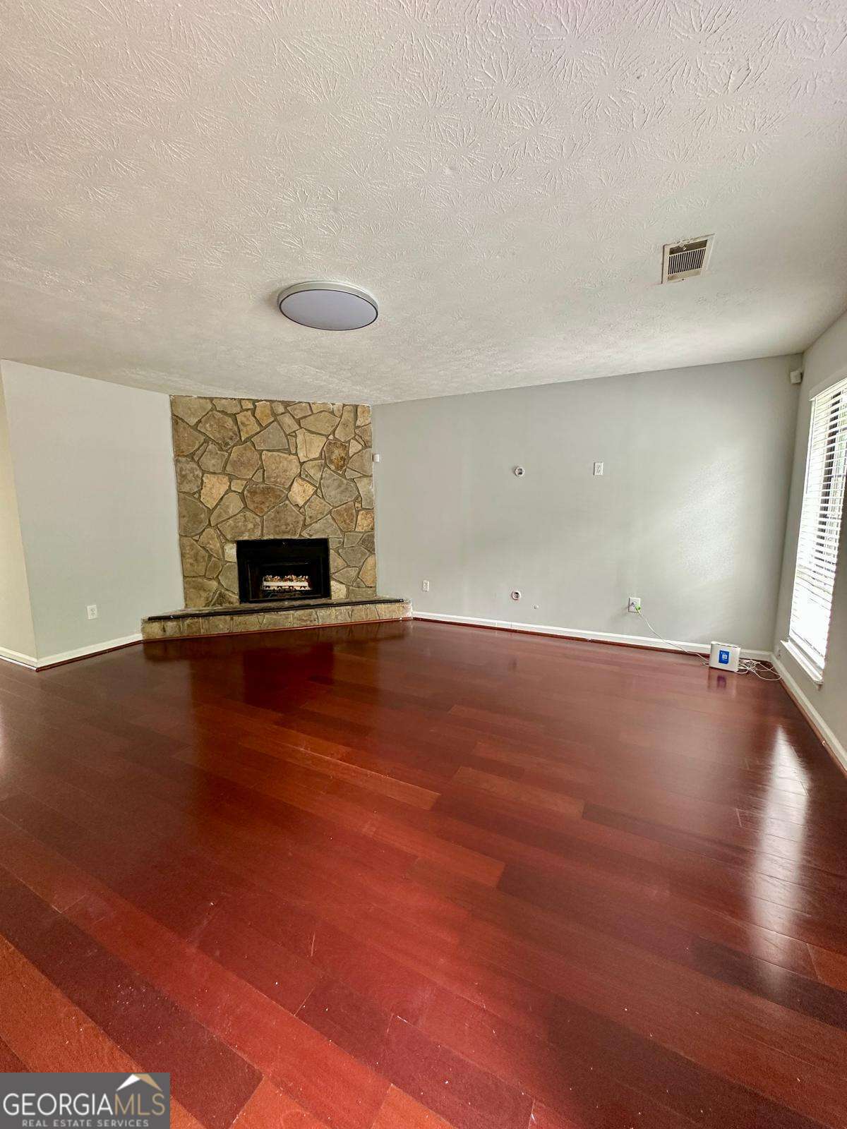 824 Greenhedge Drive Property Photo 8