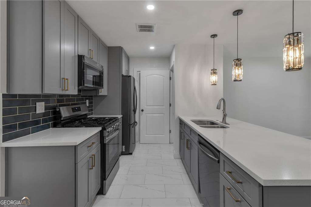 2484 Ortega Way Property Photo 6