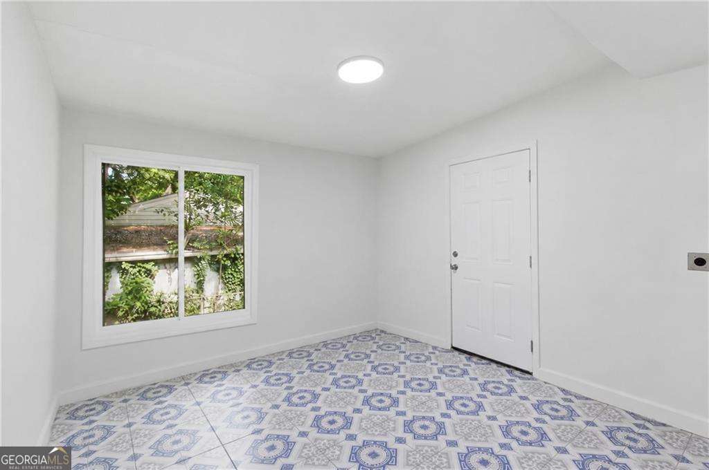 2484 Ortega Way Property Photo 10