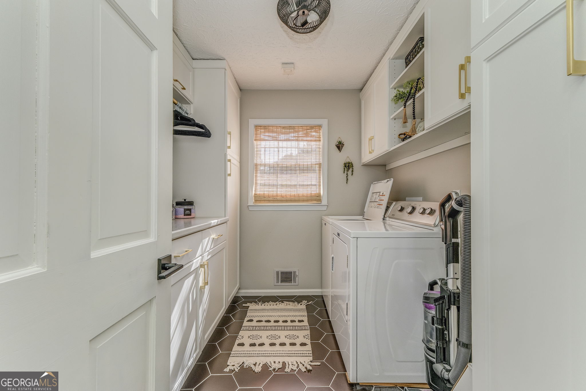 323 Schoolhouse Road Property Photo 23