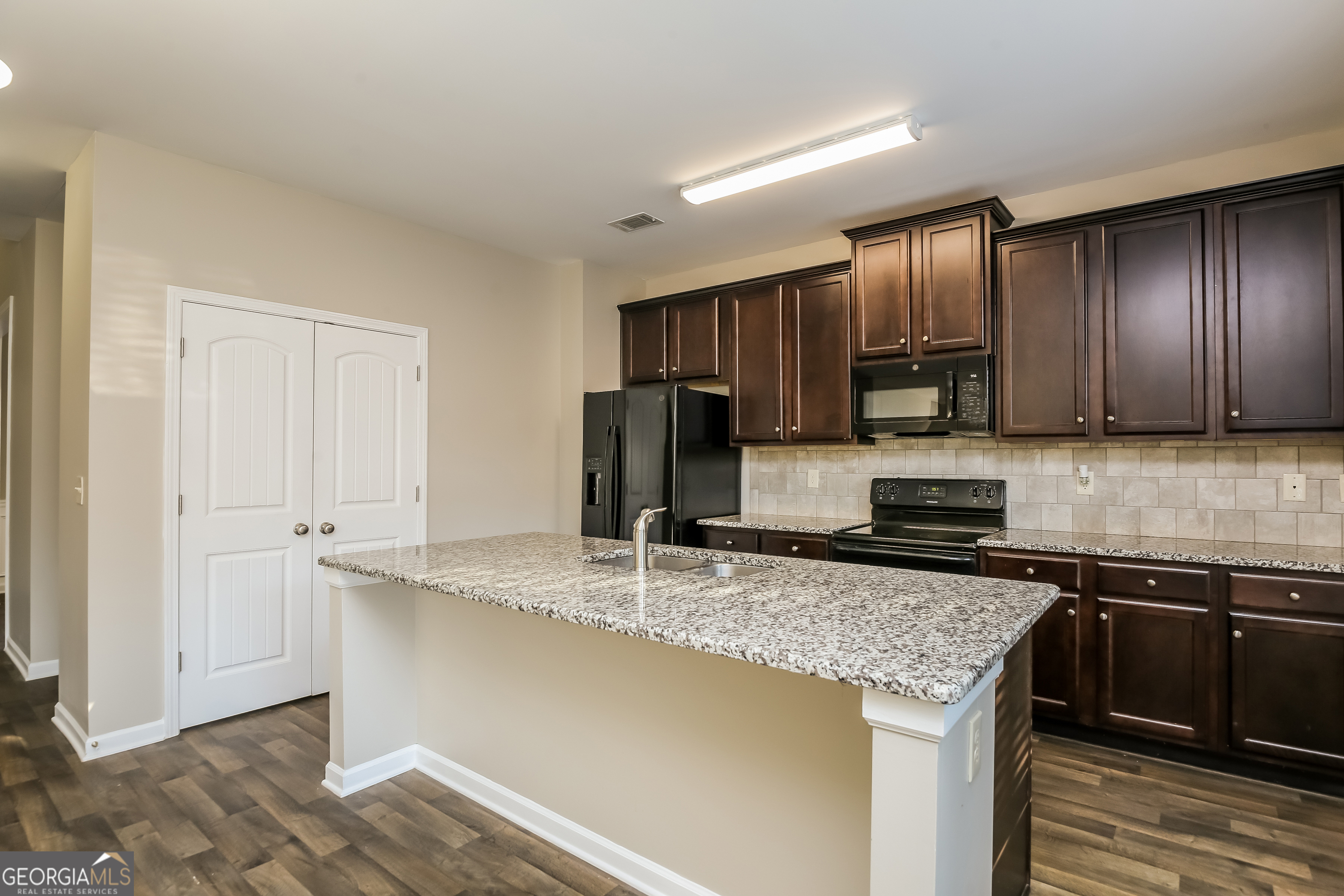 870 Walnut Woods Drive Property Photo 6