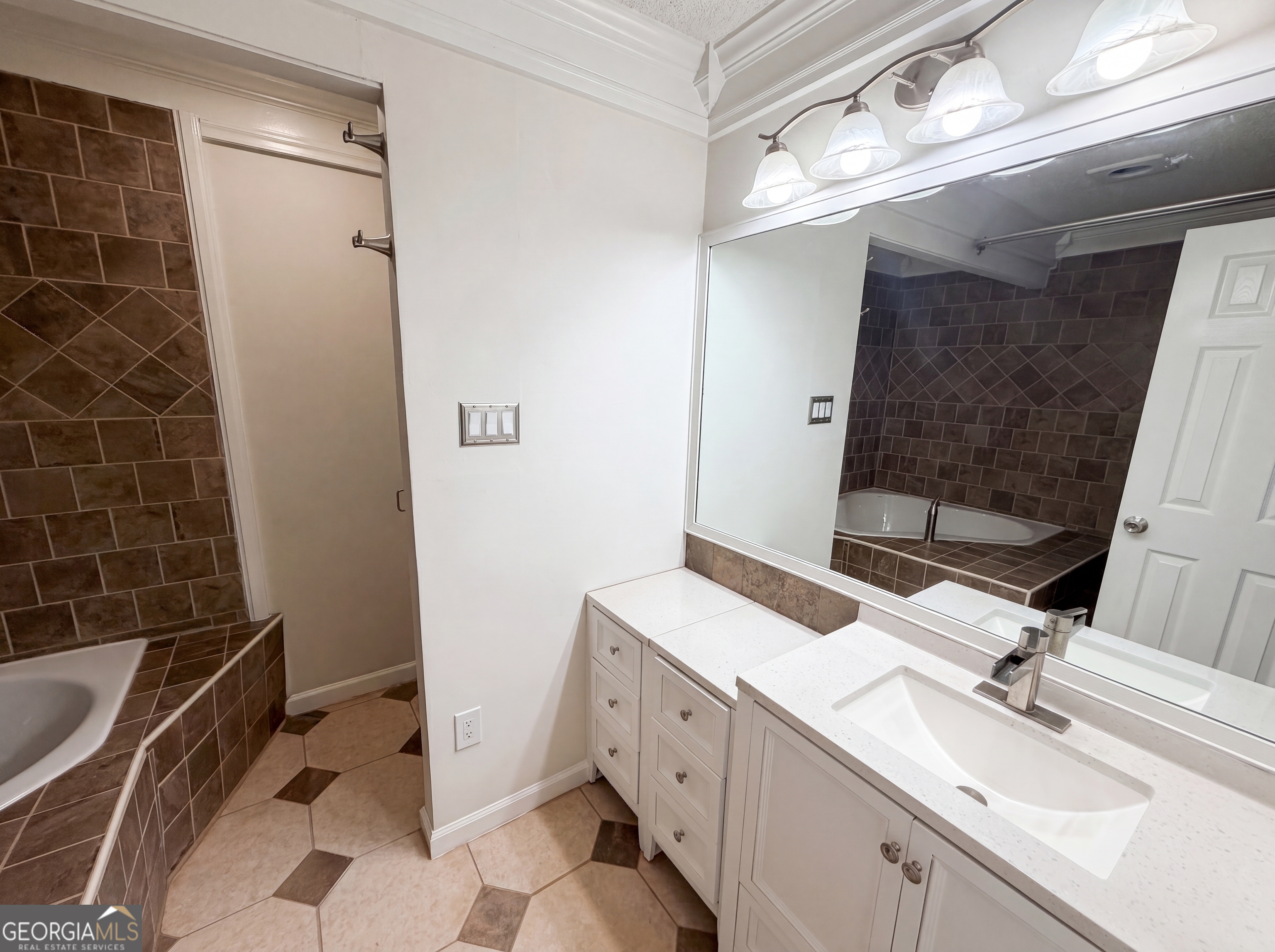 160 Regency Drive Property Photo 10