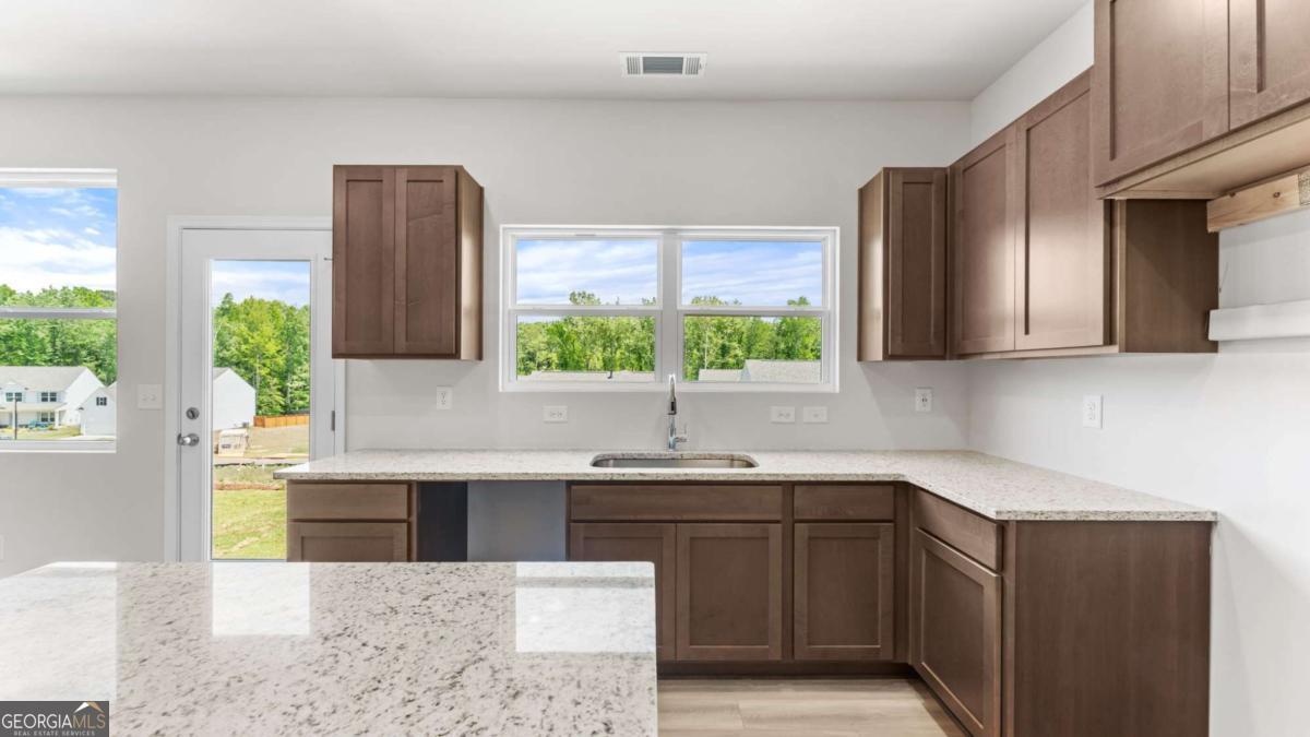 825 Oakmont Trace Property Photo 3