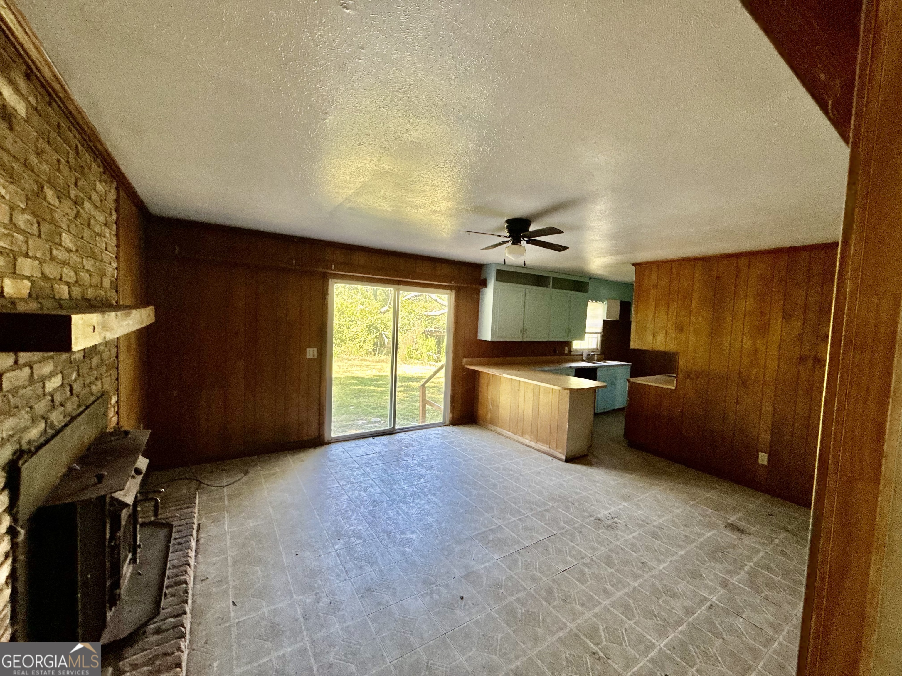 2109 Maple Dr N. Property Photo 2
