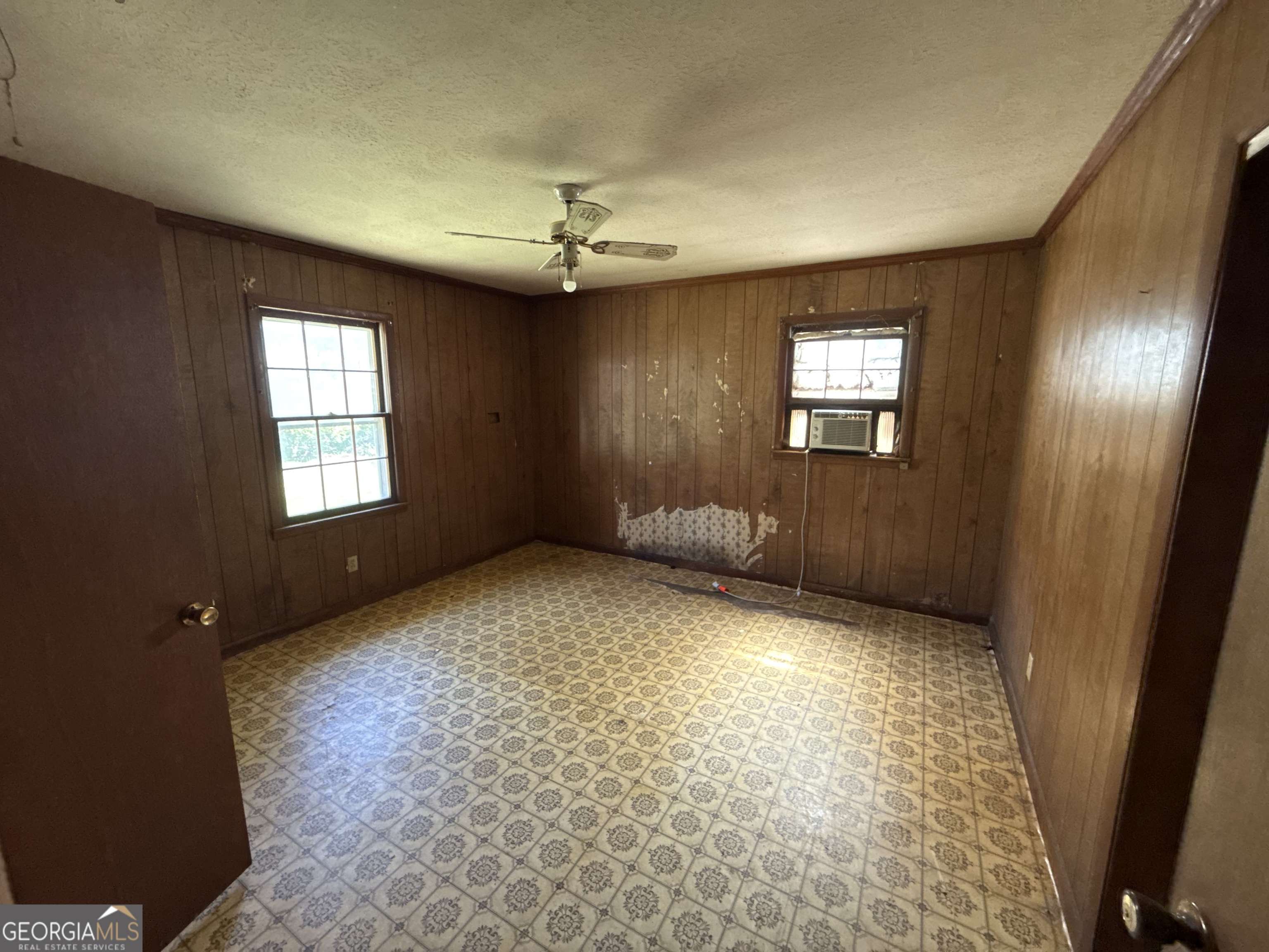 2109 Maple Dr N. Property Photo 6