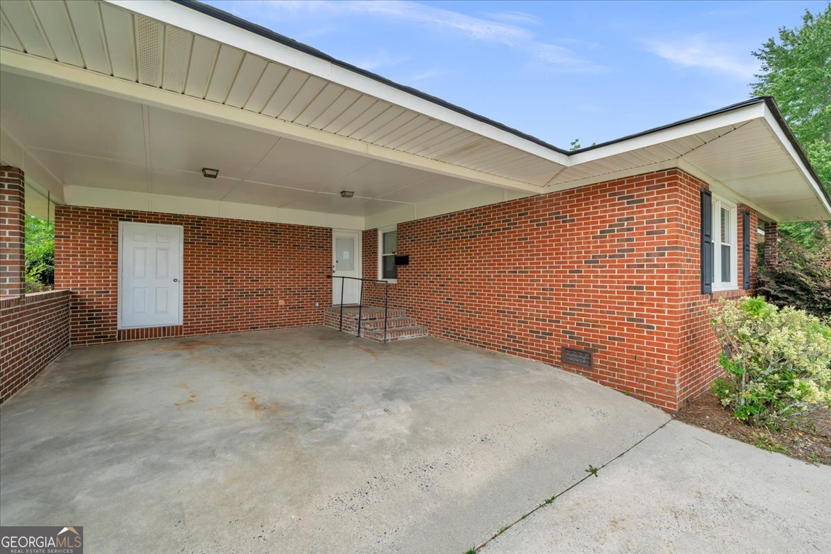 240 E Peter Street Property Photo 6