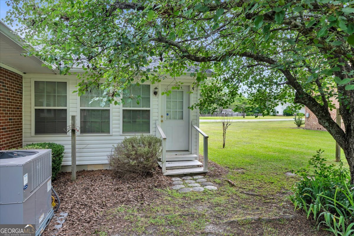 240 E Peter Street Property Photo 7