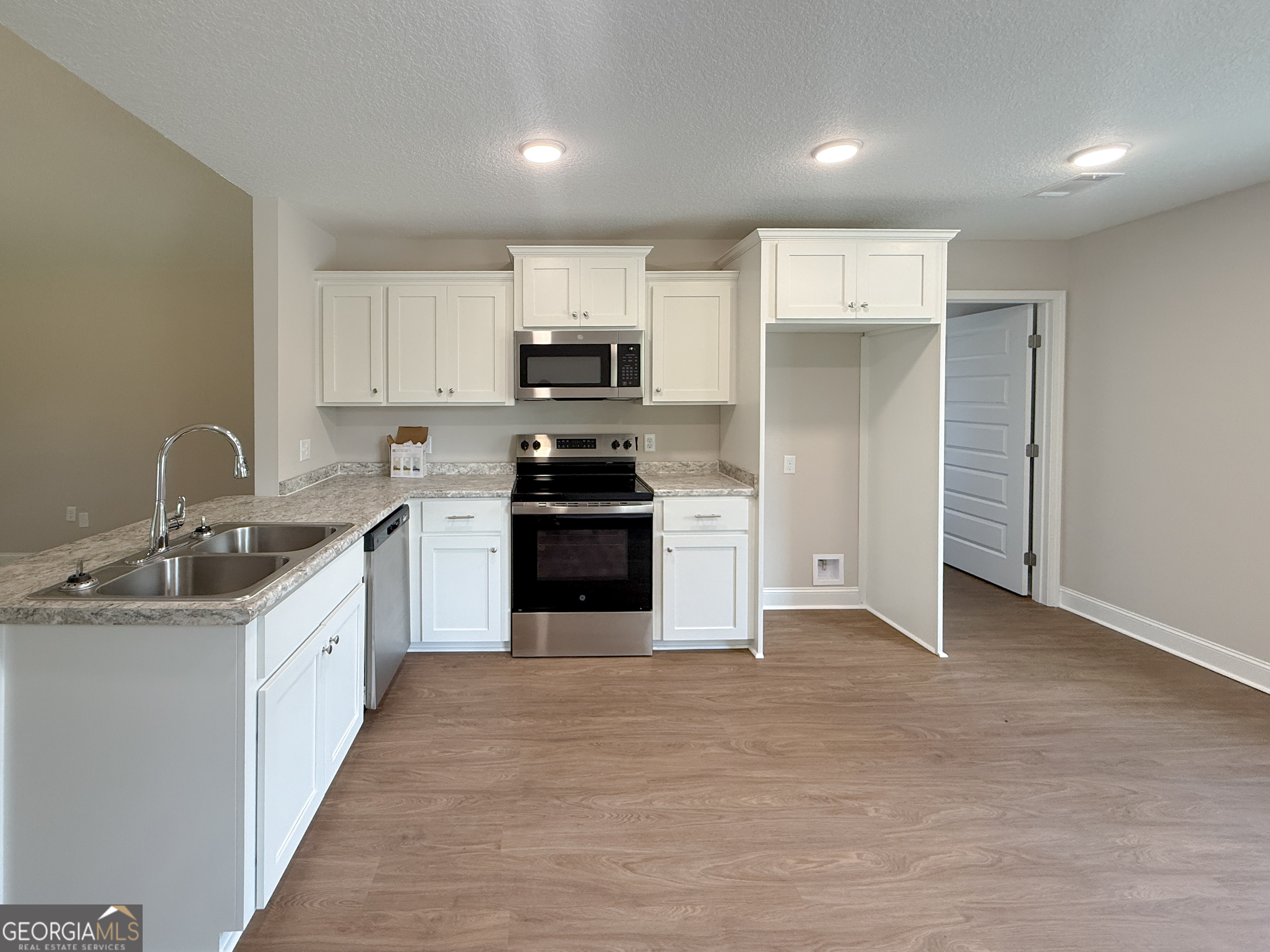3923 Mosley Road Property Photo 6