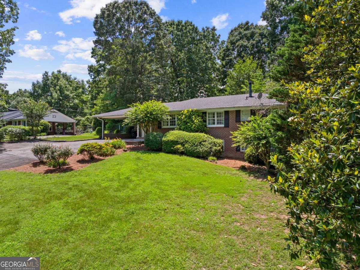 204 Sherwood Drive Property Photo 2