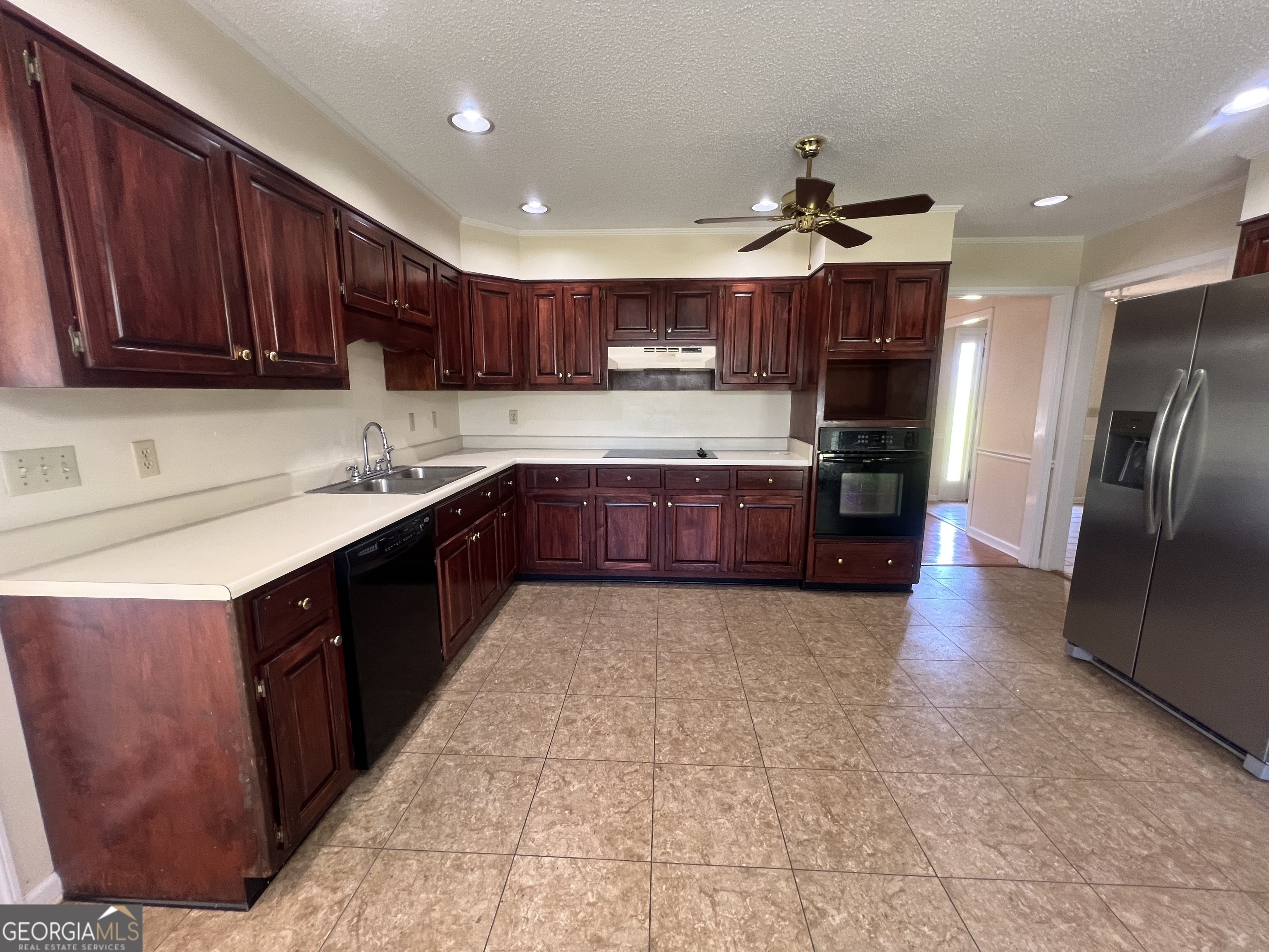 906 Mcallister Drive Property Photo 4