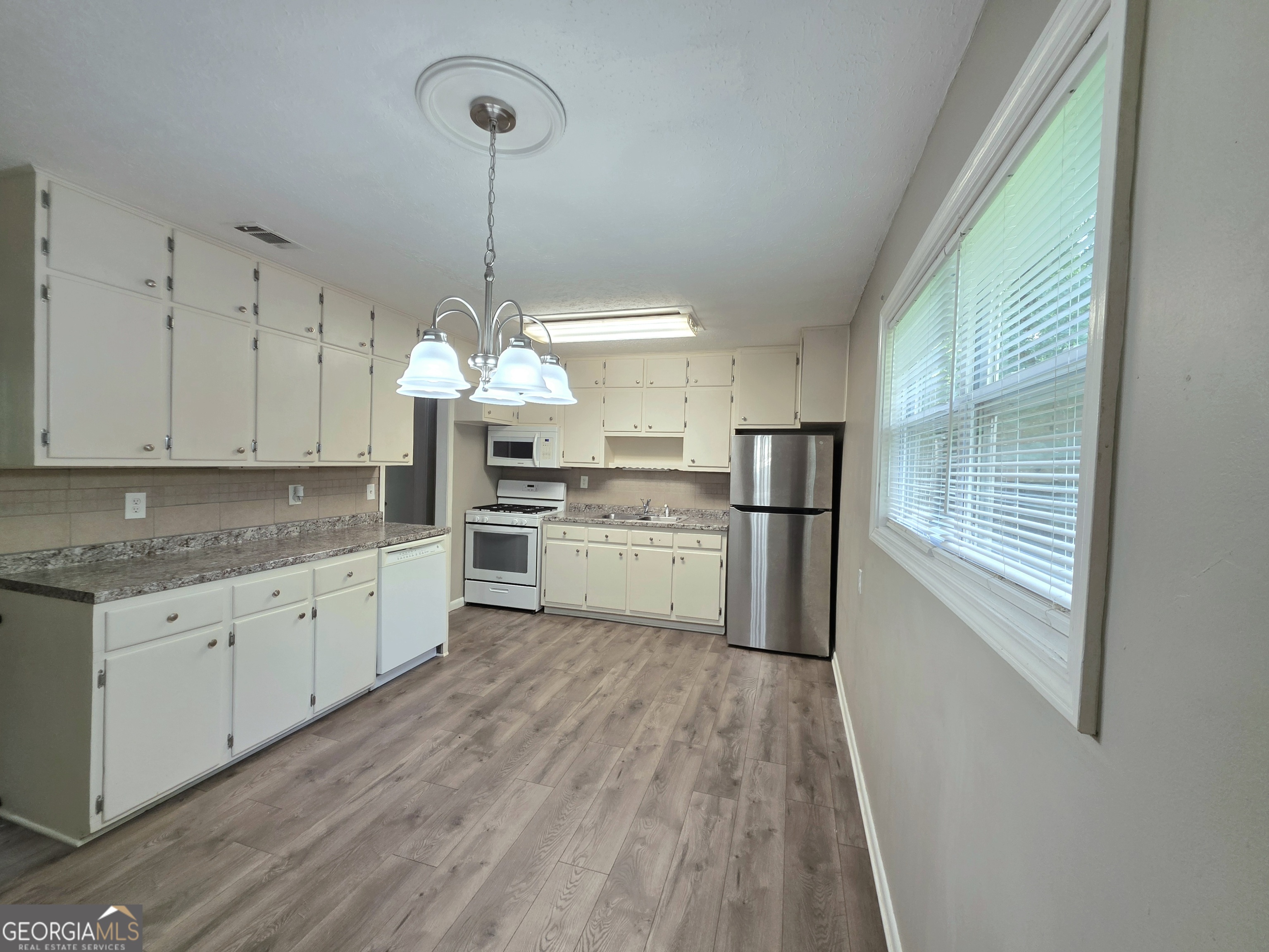 3460 Meadowview Drive Property Photo 5