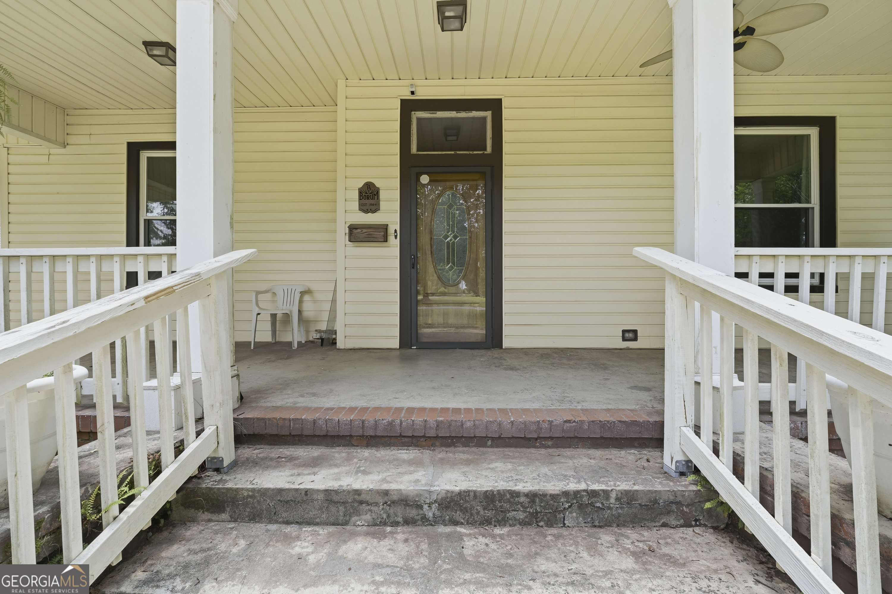 202 Everett Square Property Photo 5