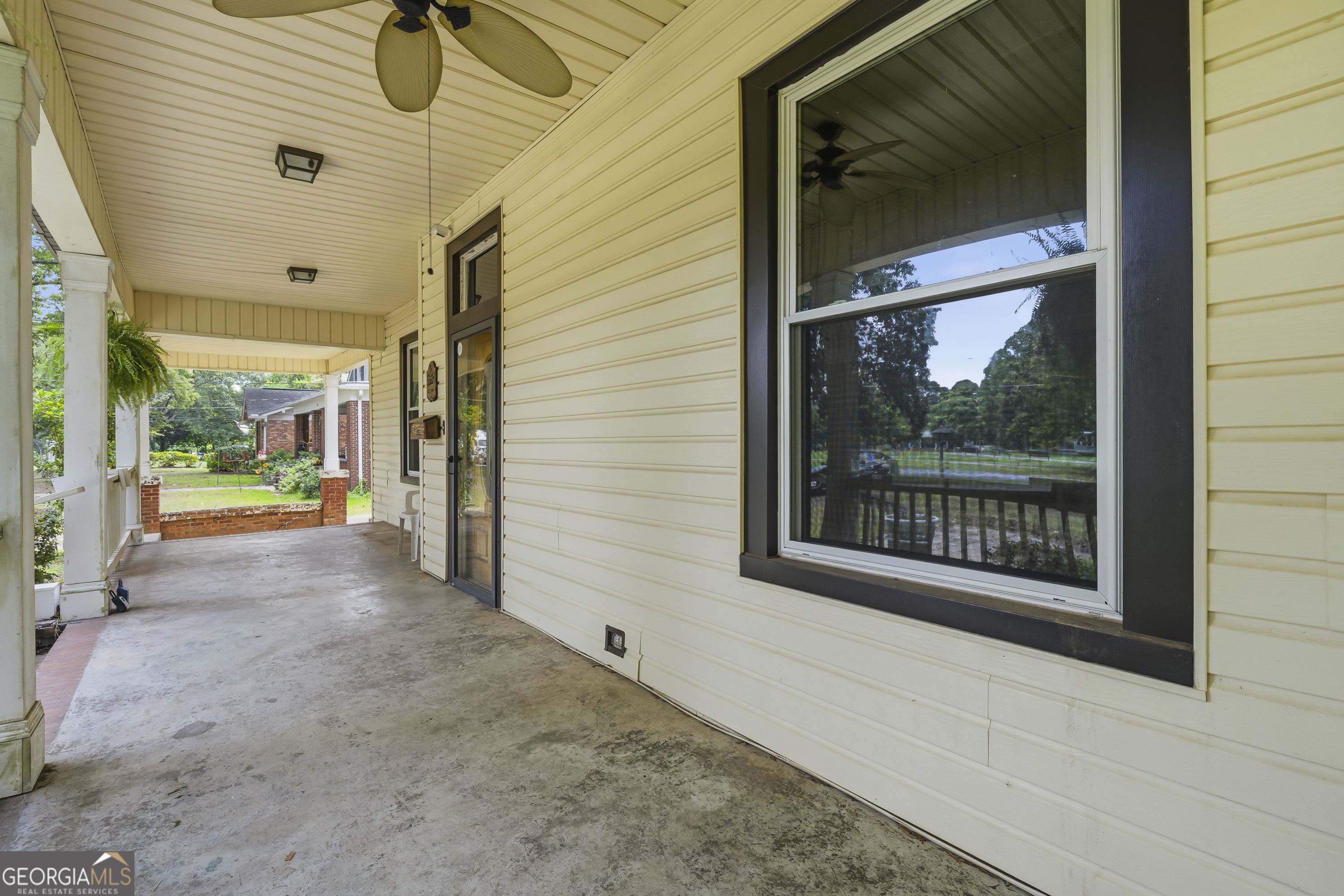 202 Everett Square Property Photo 6