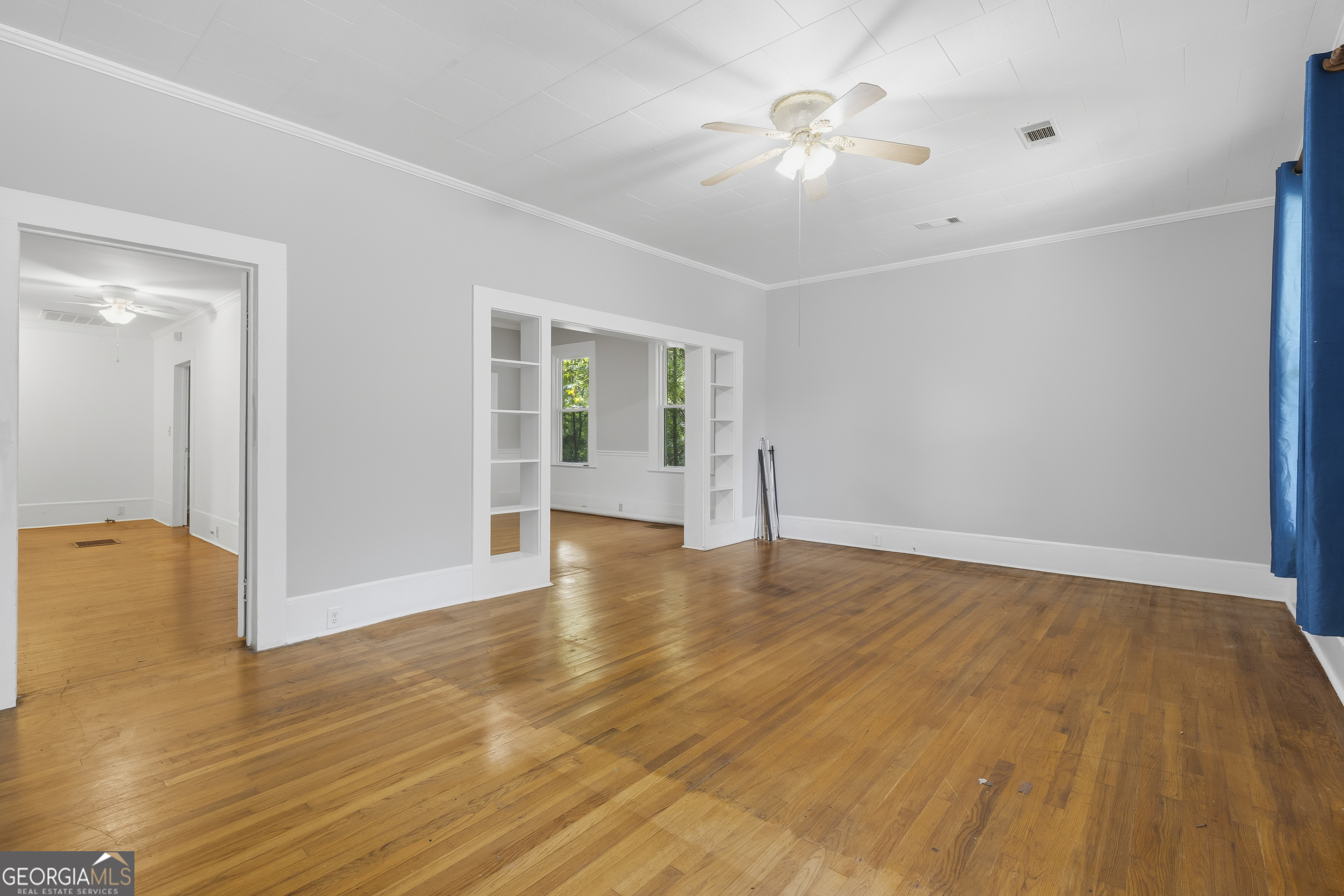 202 Everett Square Property Photo 9