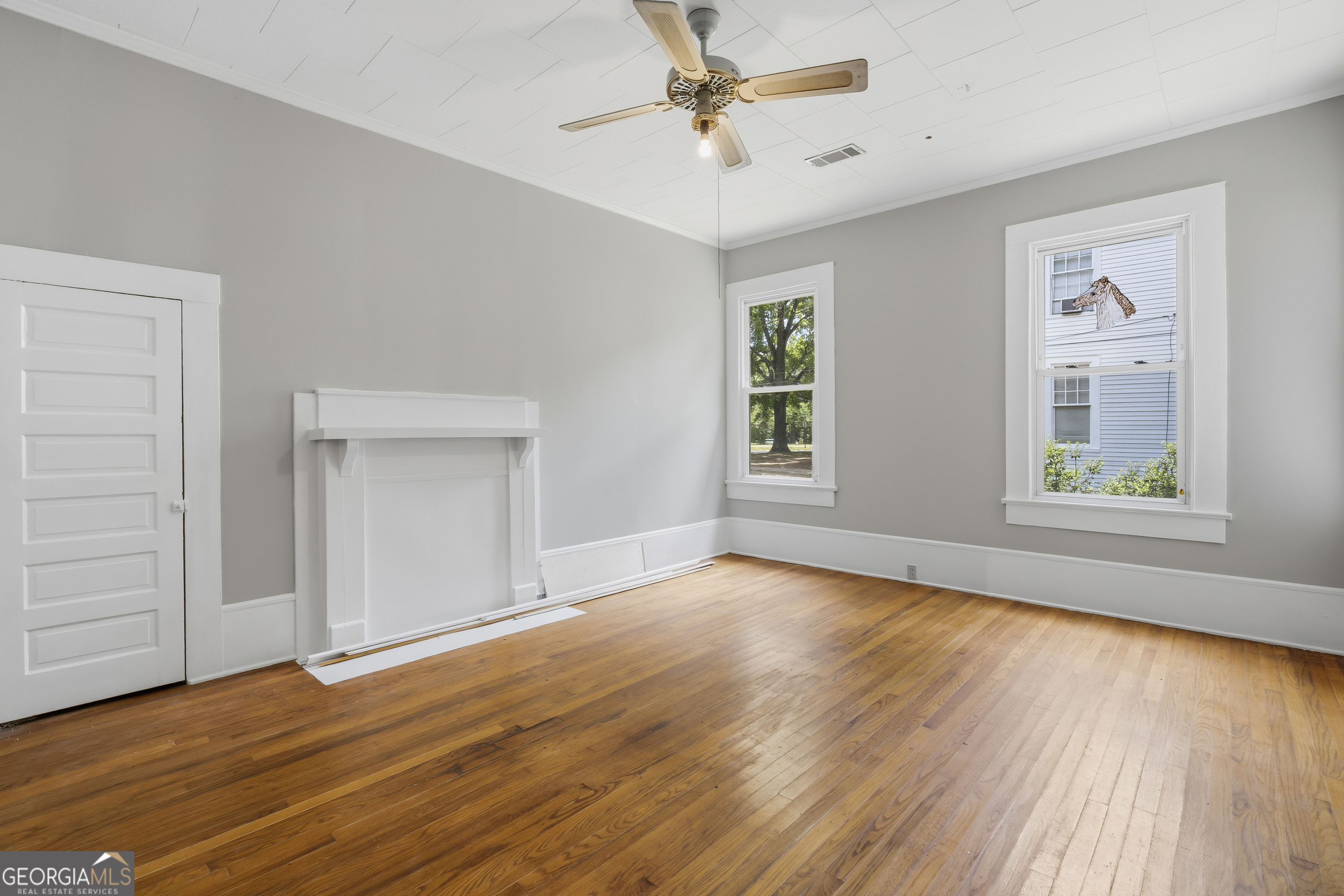 202 Everett Square Property Photo 16