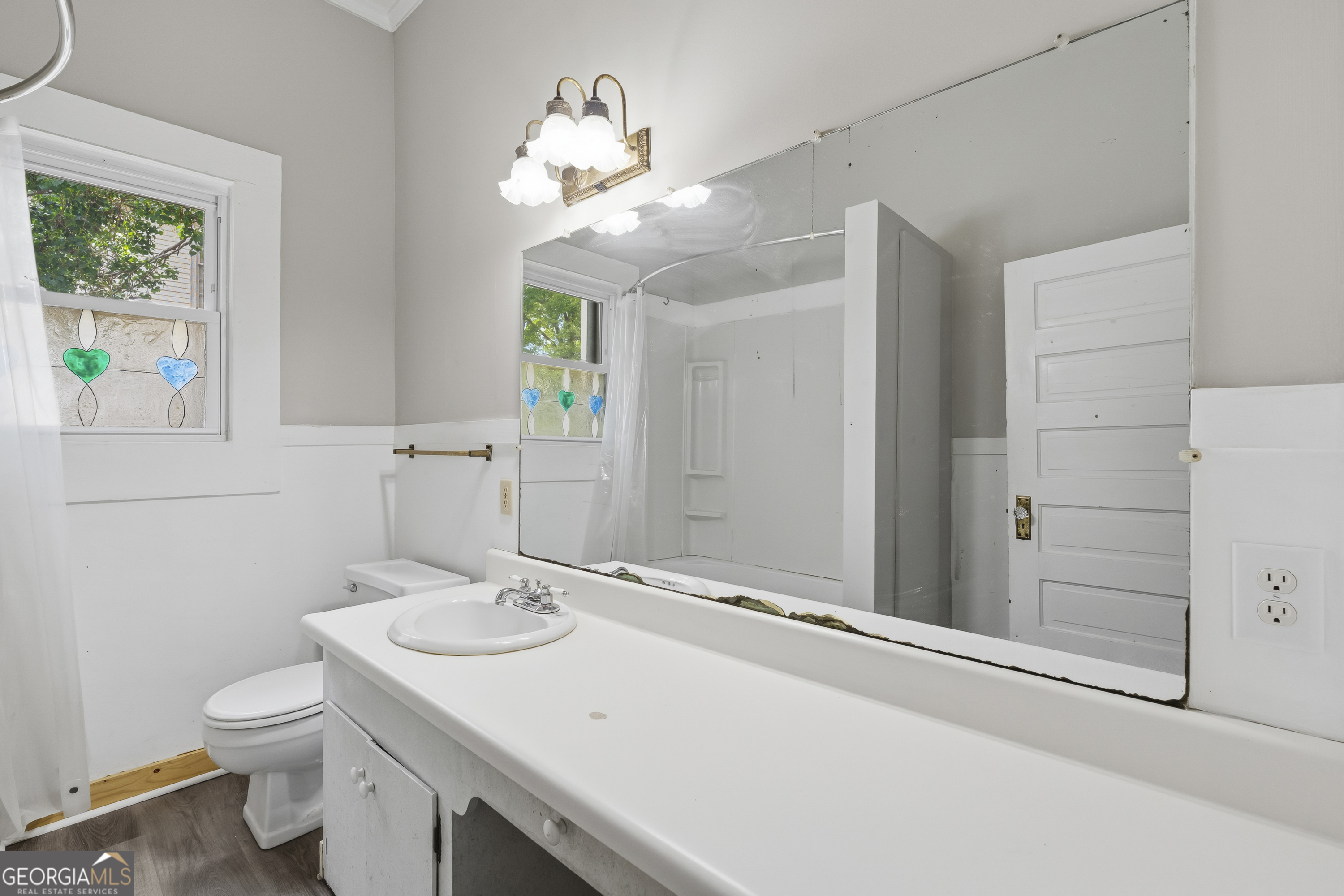 202 Everett Square Property Photo 17